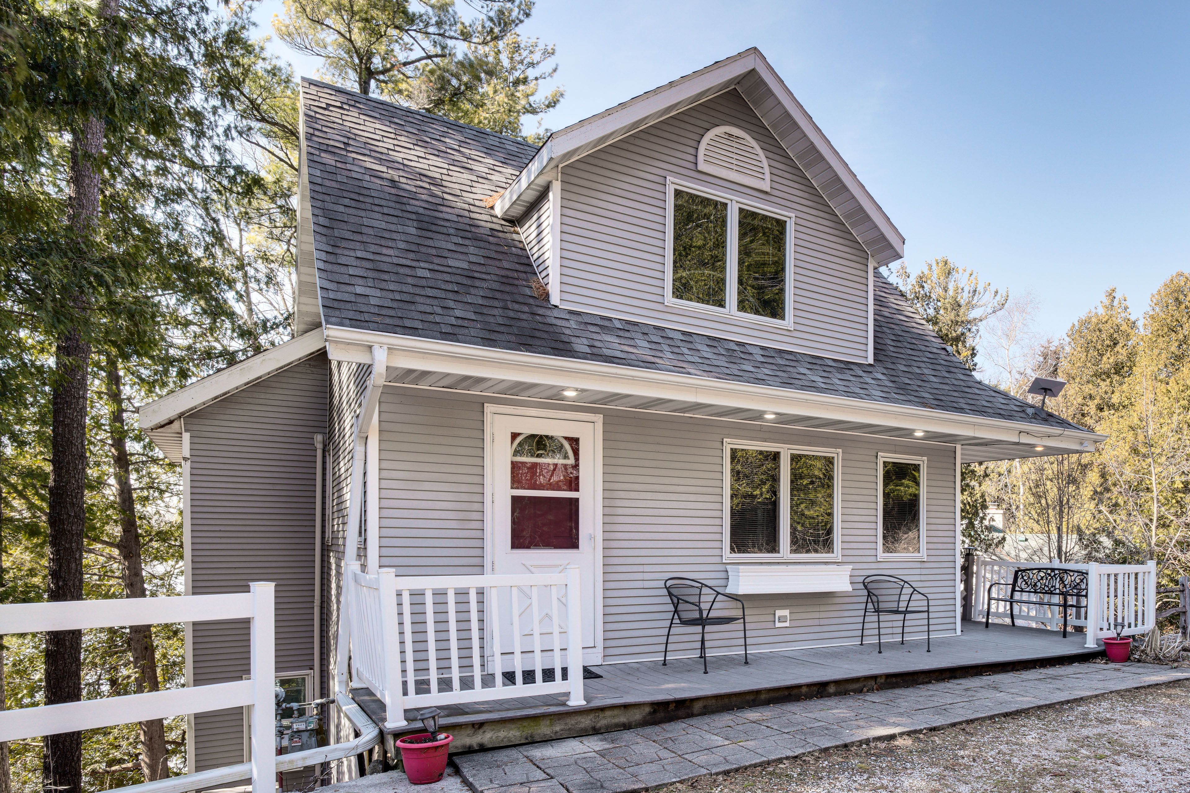 Exterior | Parking | Driveway (4 Vehicles)