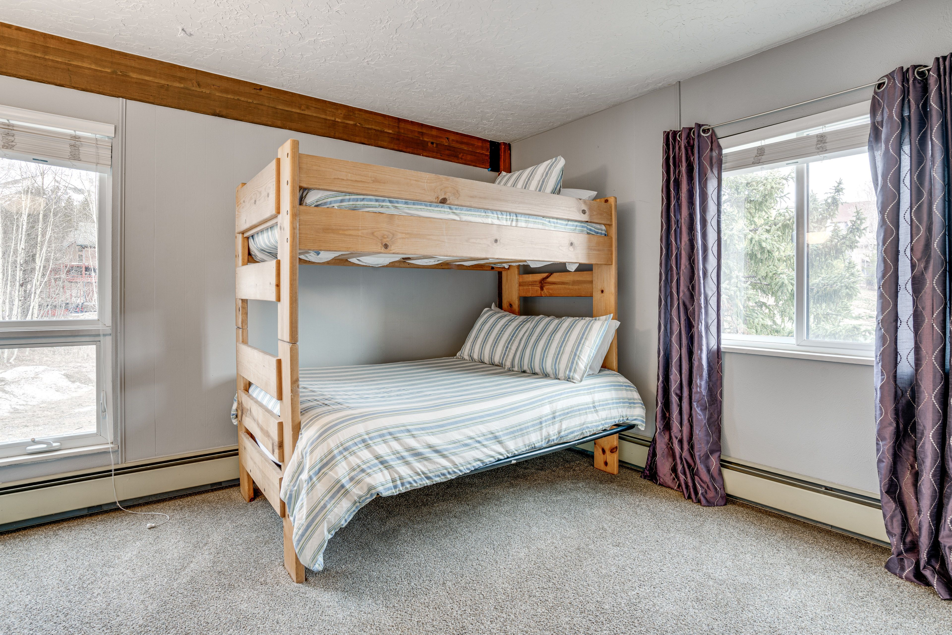Bedroom 2 | Twin/Full Bunk Bed