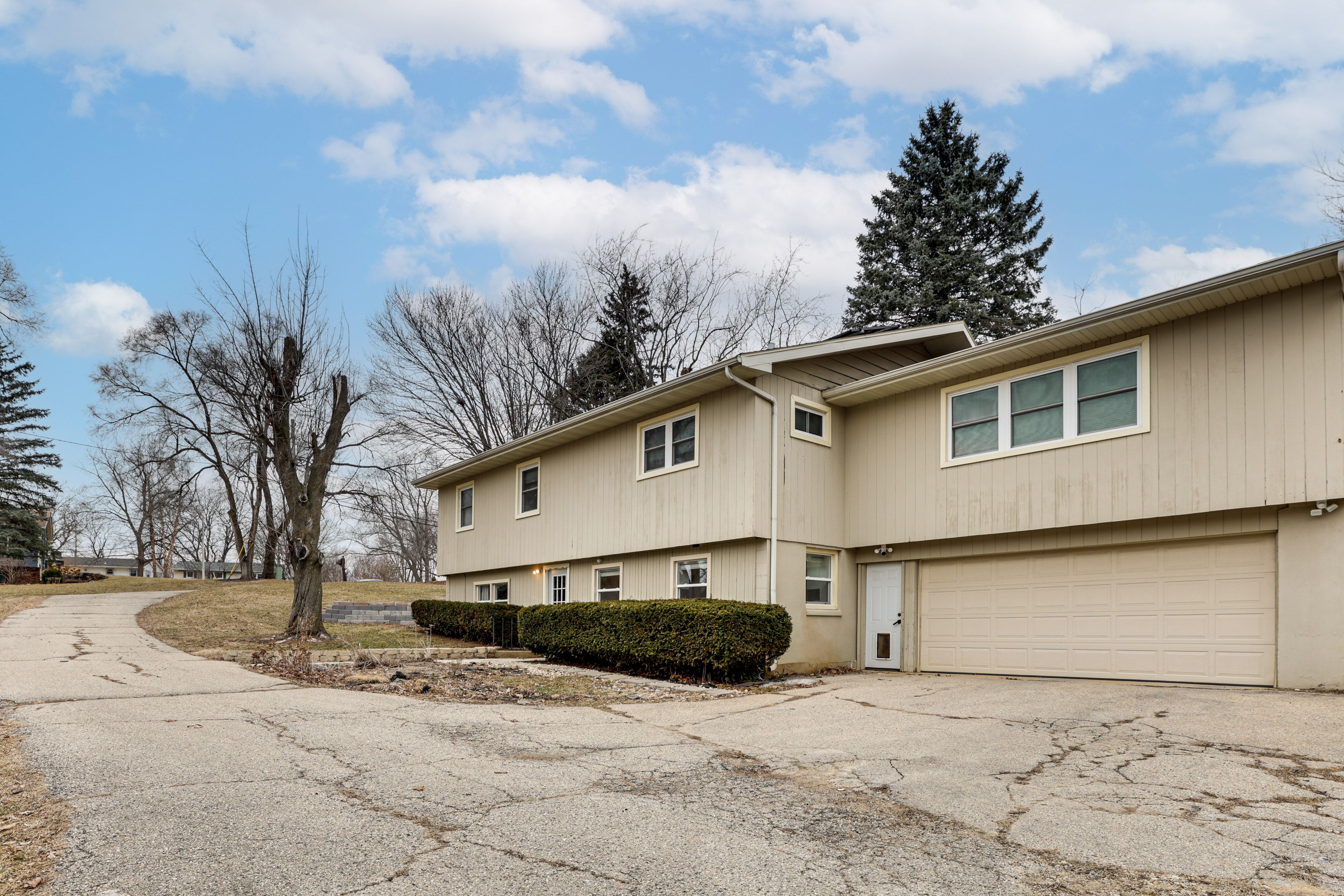 Parking | Driveway (3 Vehicles) | Garage (1 Vehicle)