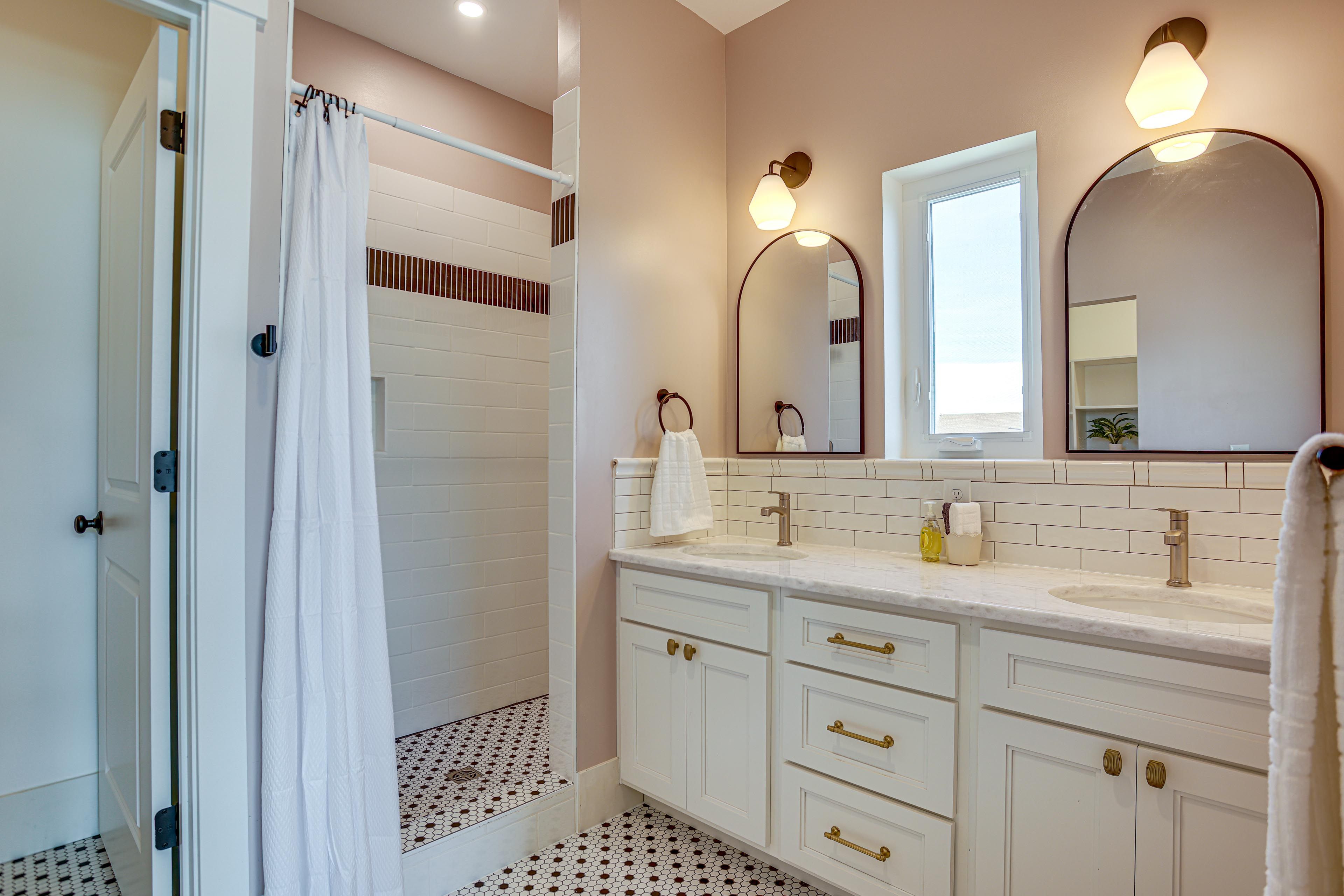 Full Bathroom | 2nd Floor