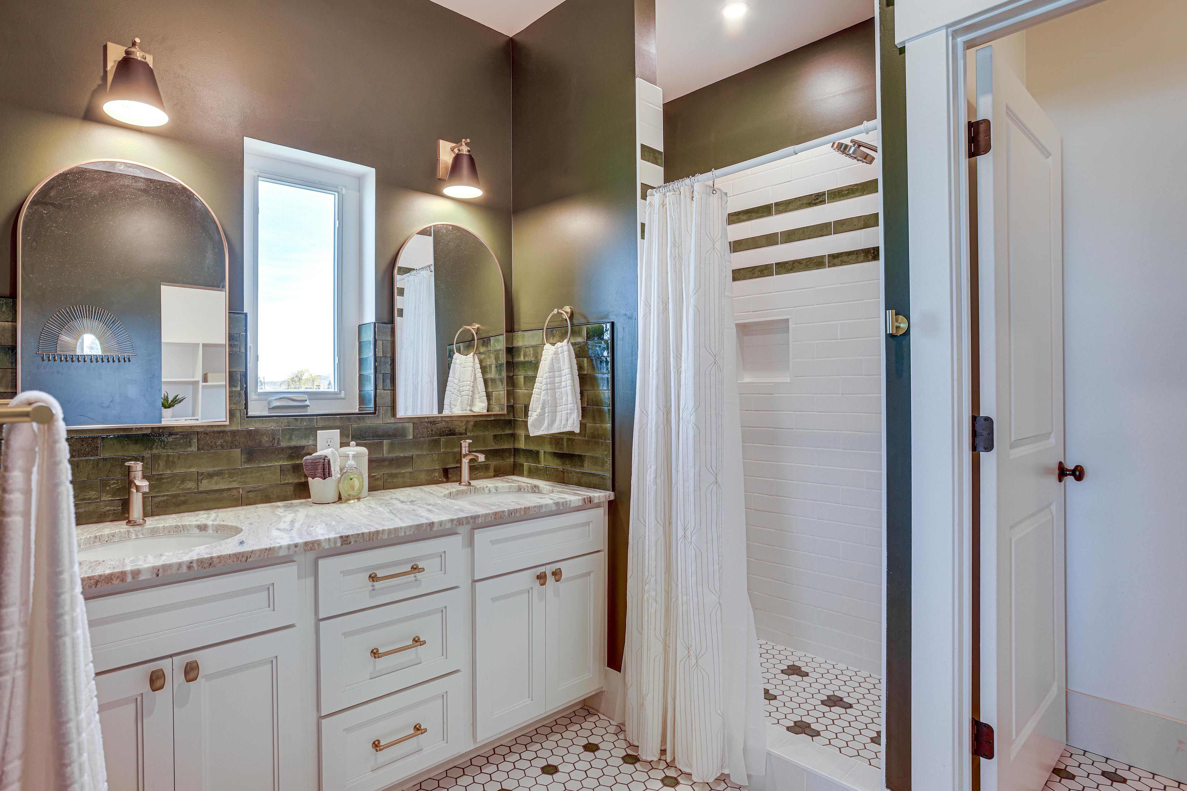 Full Bathroom | 2nd Floor