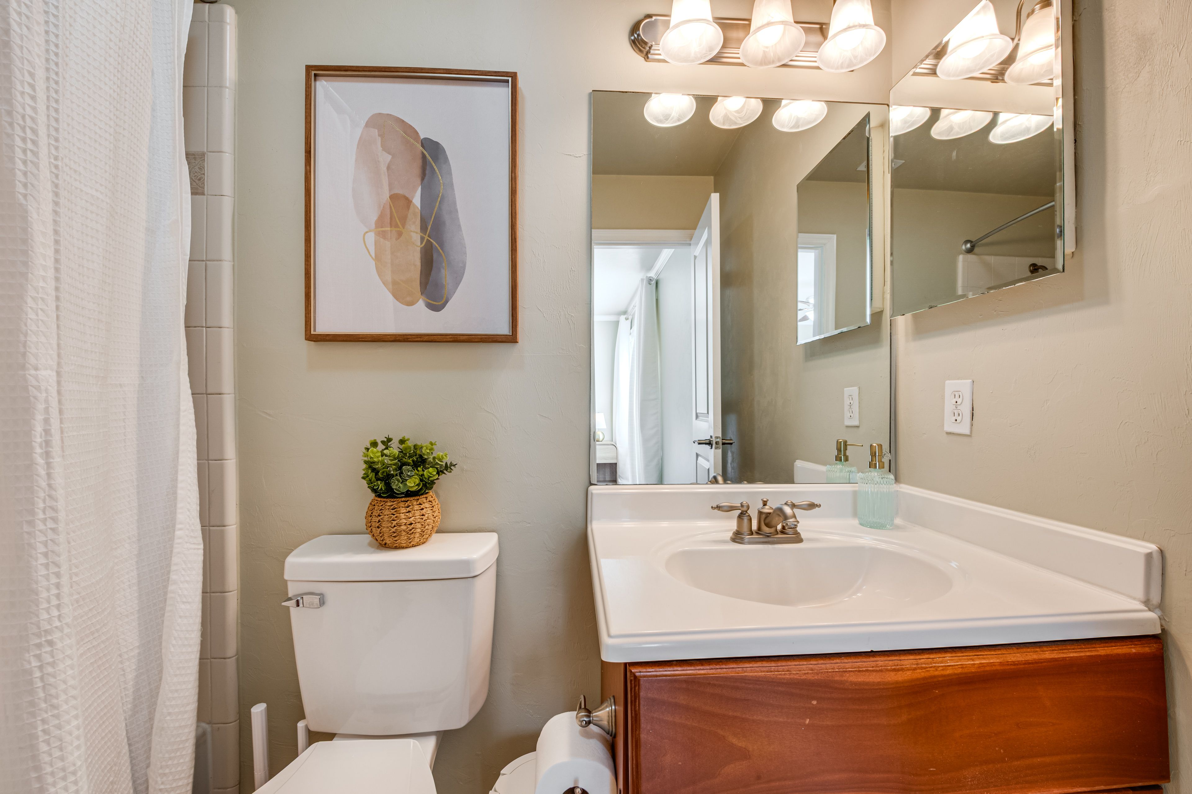 Full Bathroom | 2nd Floor