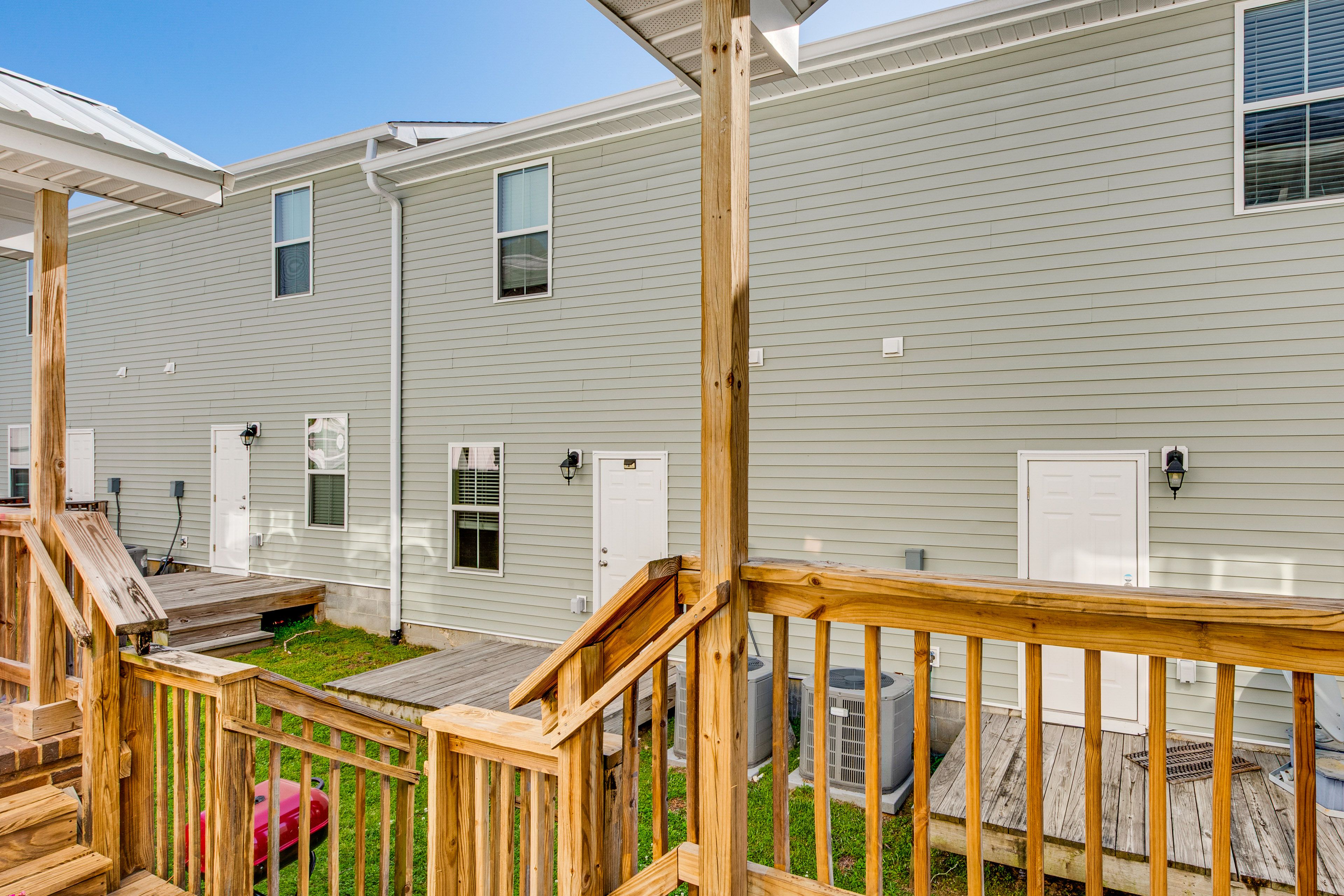 Deck w/ Dining Table | Charcoal Grill