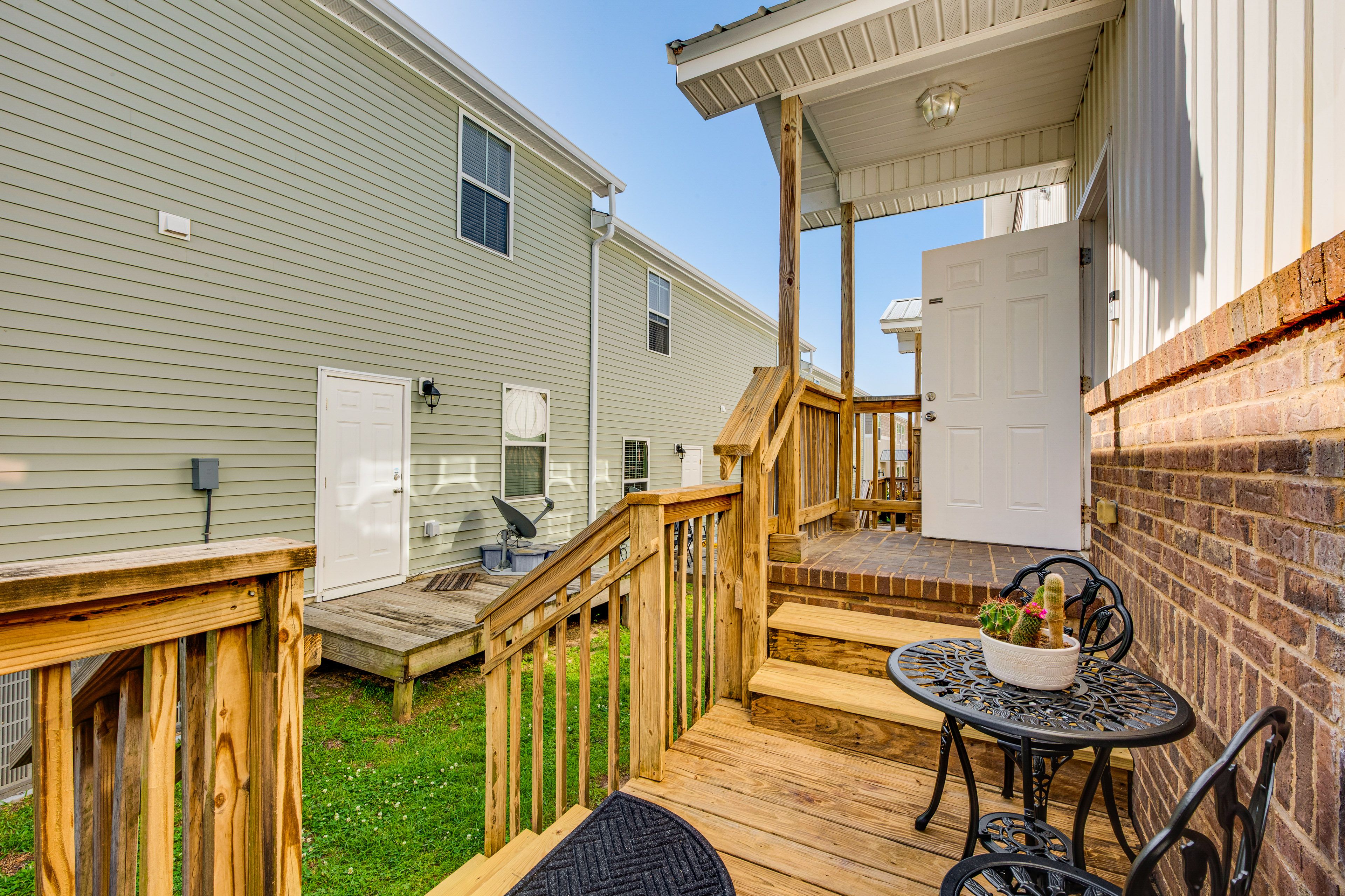 Deck w/ Dining Table | Charcoal Grill