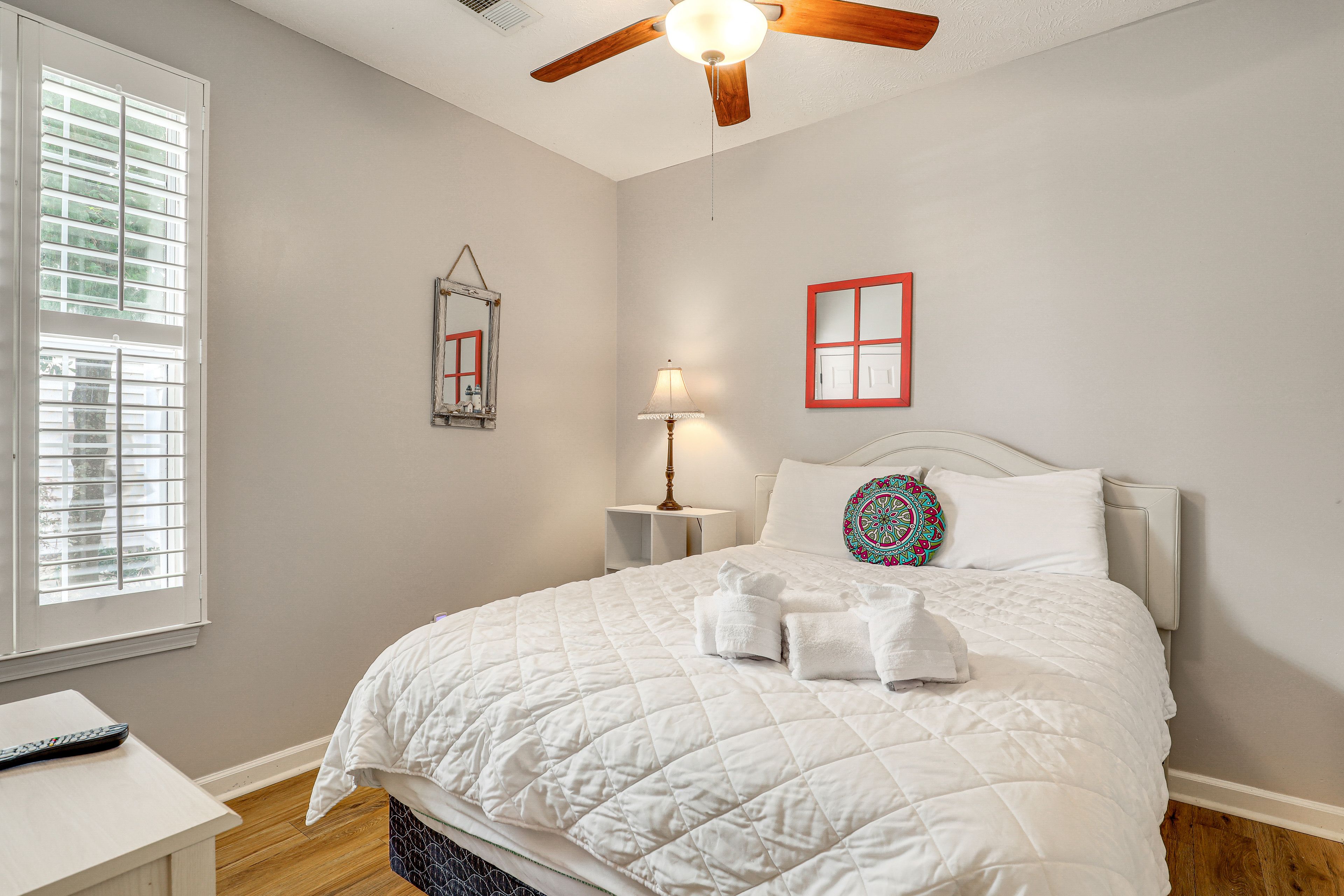 Bedroom 1 | Queen Bed