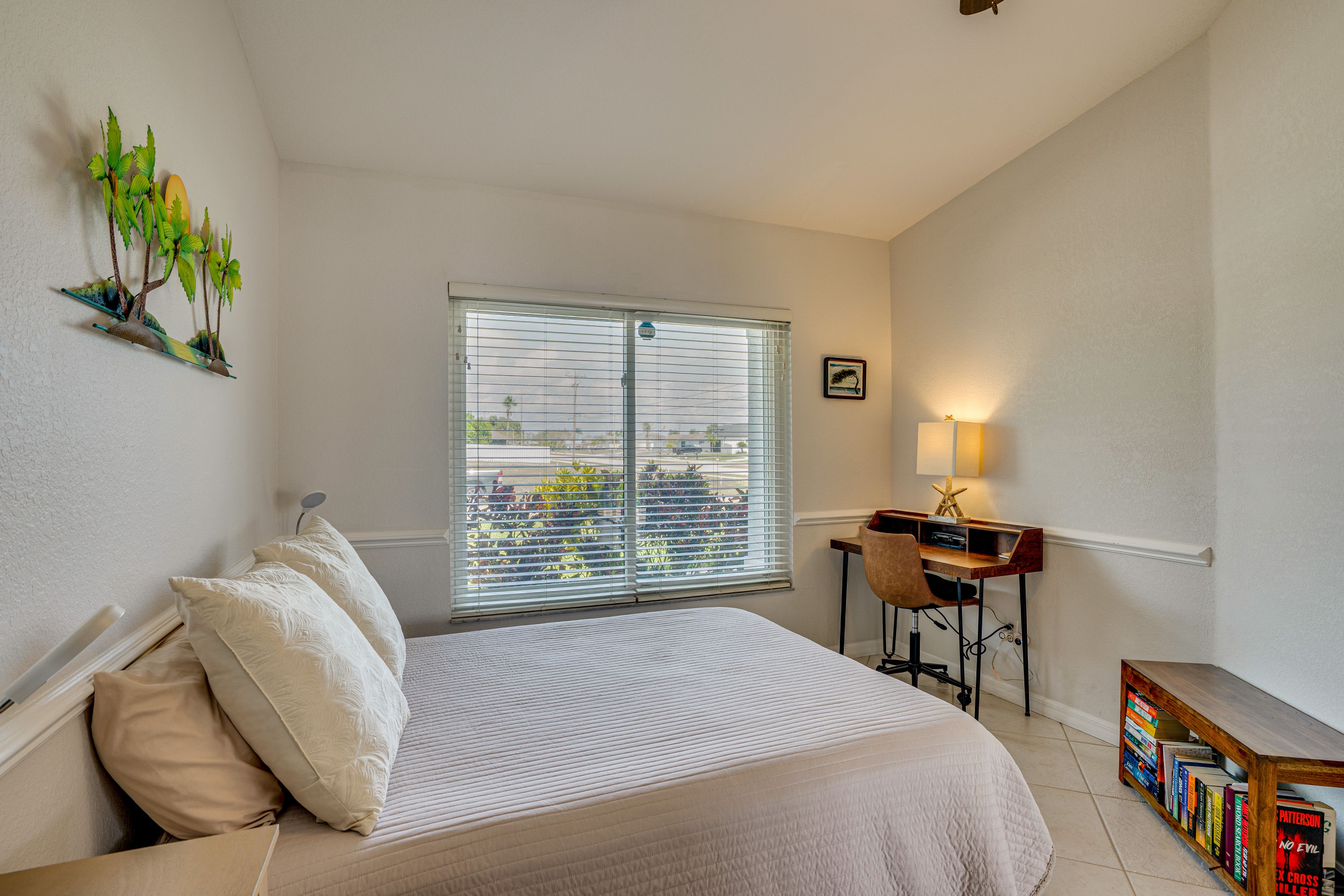 Bedroom 2 | Queen Bed