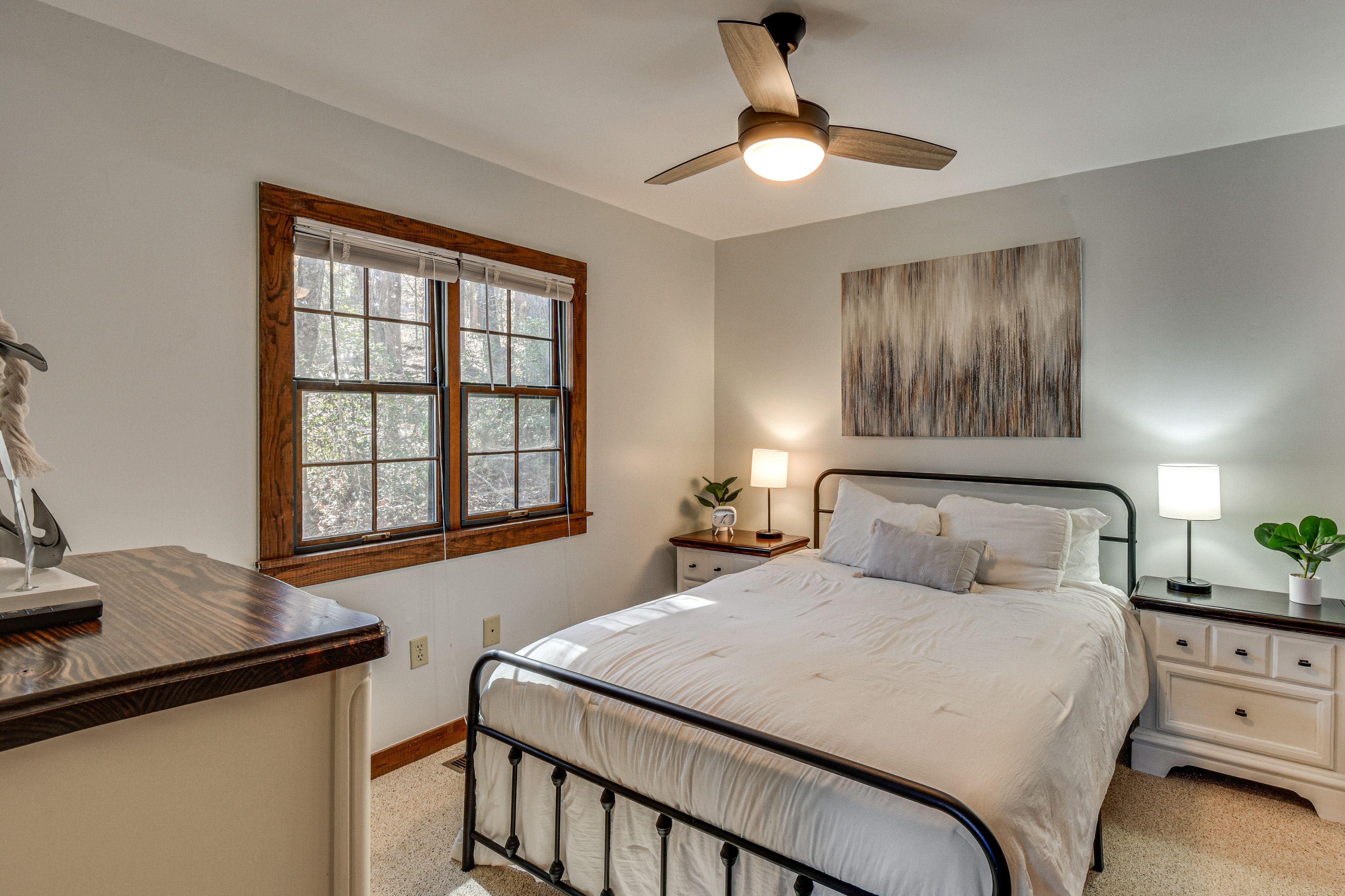Bedroom 1 | Queen Bed