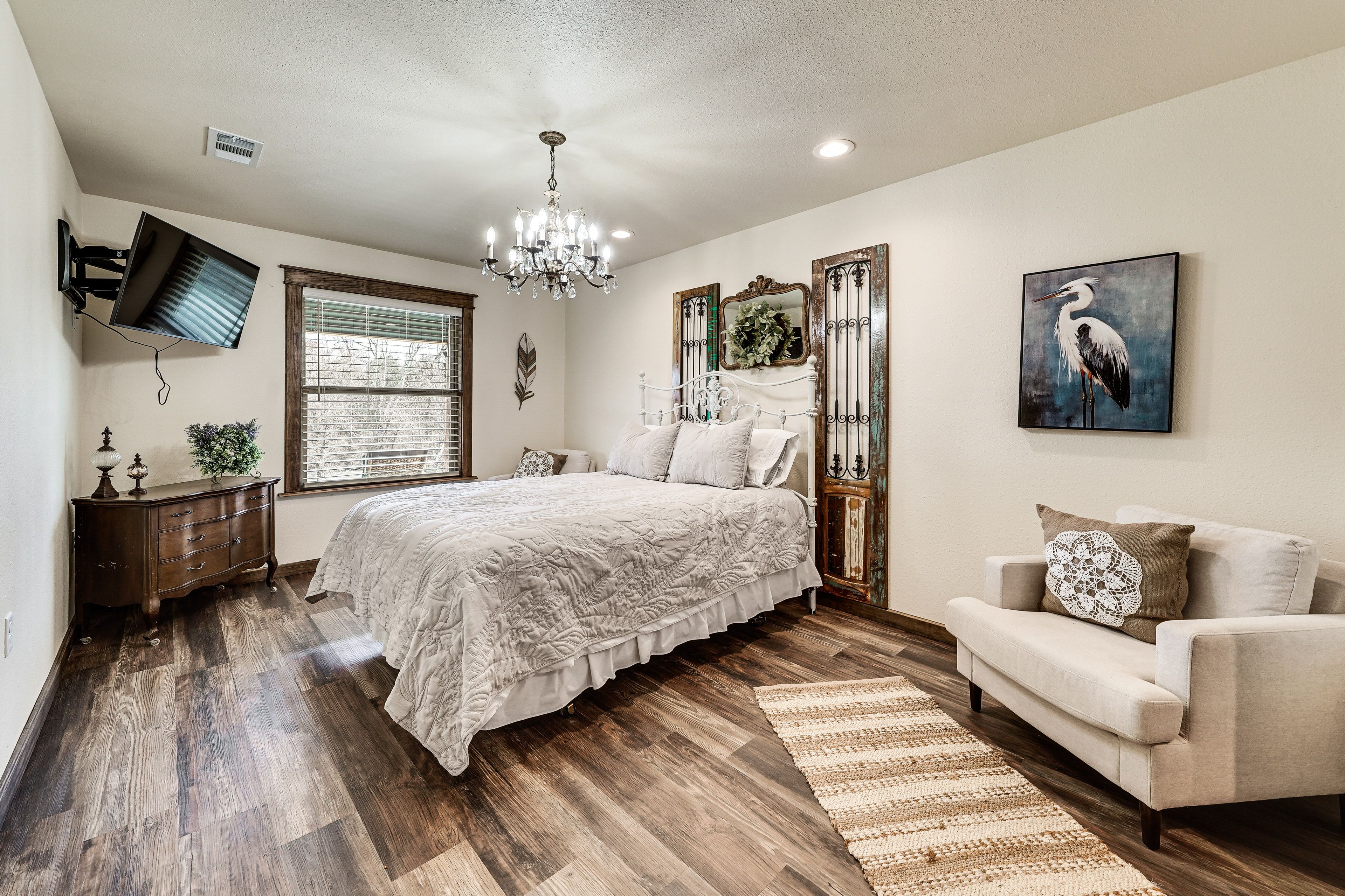 Bedroom 1 | Queen Bed | En-Suite Bathroom