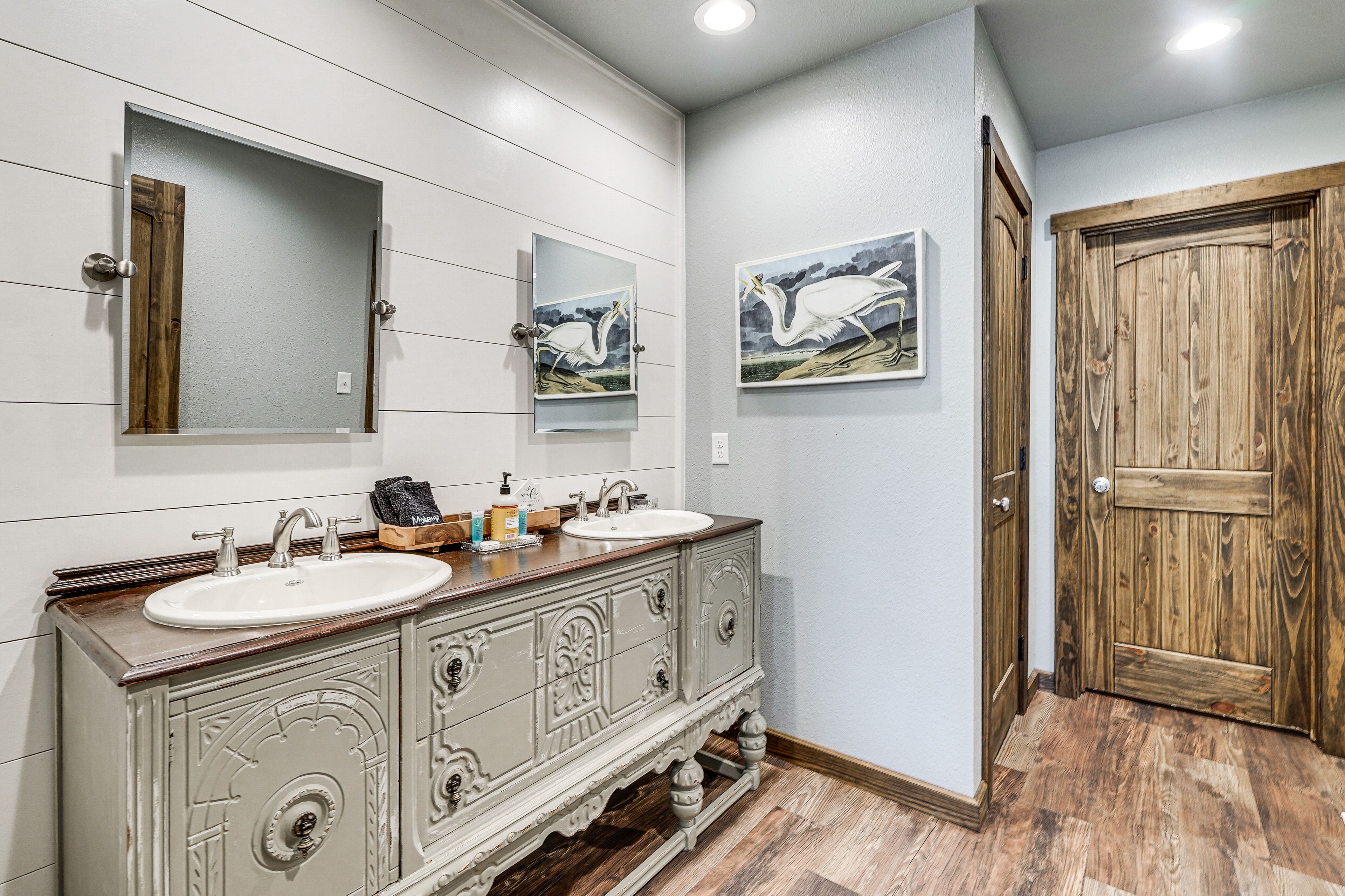 En-Suite Bathroom | Towels & Linens Provided