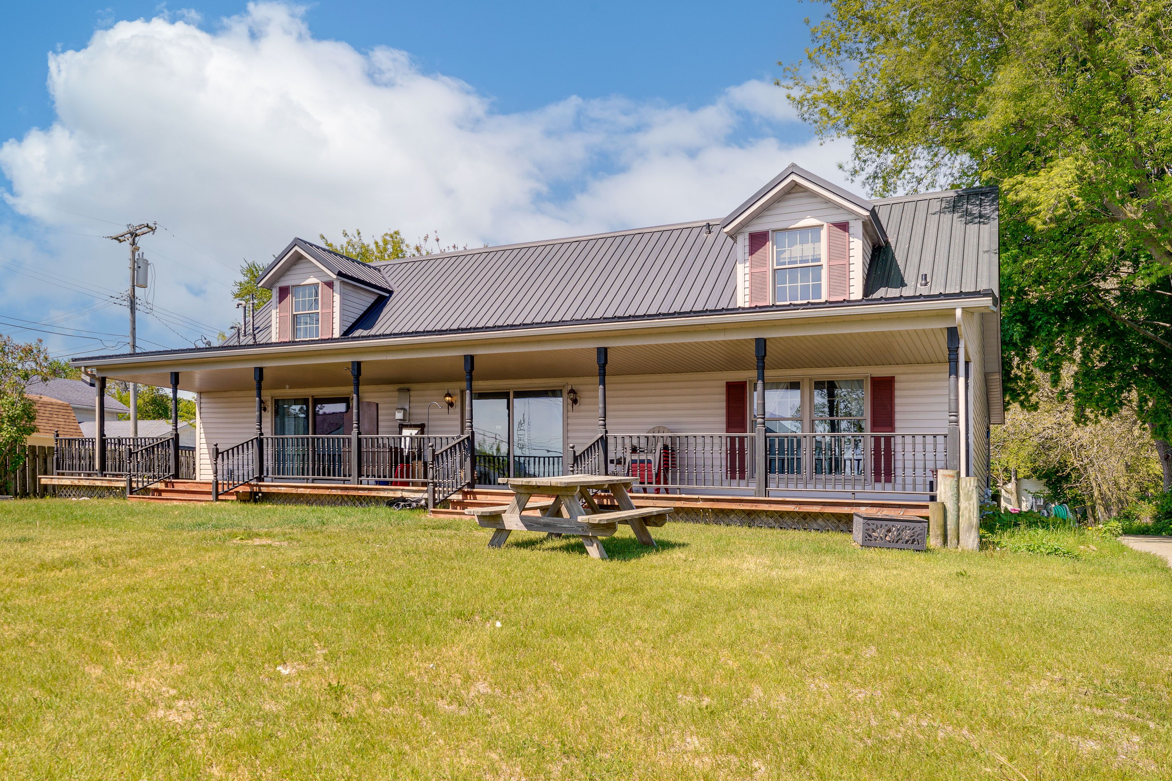 Parking | Driveway (6 Vehicles) | 50-Amp RV Plug Available