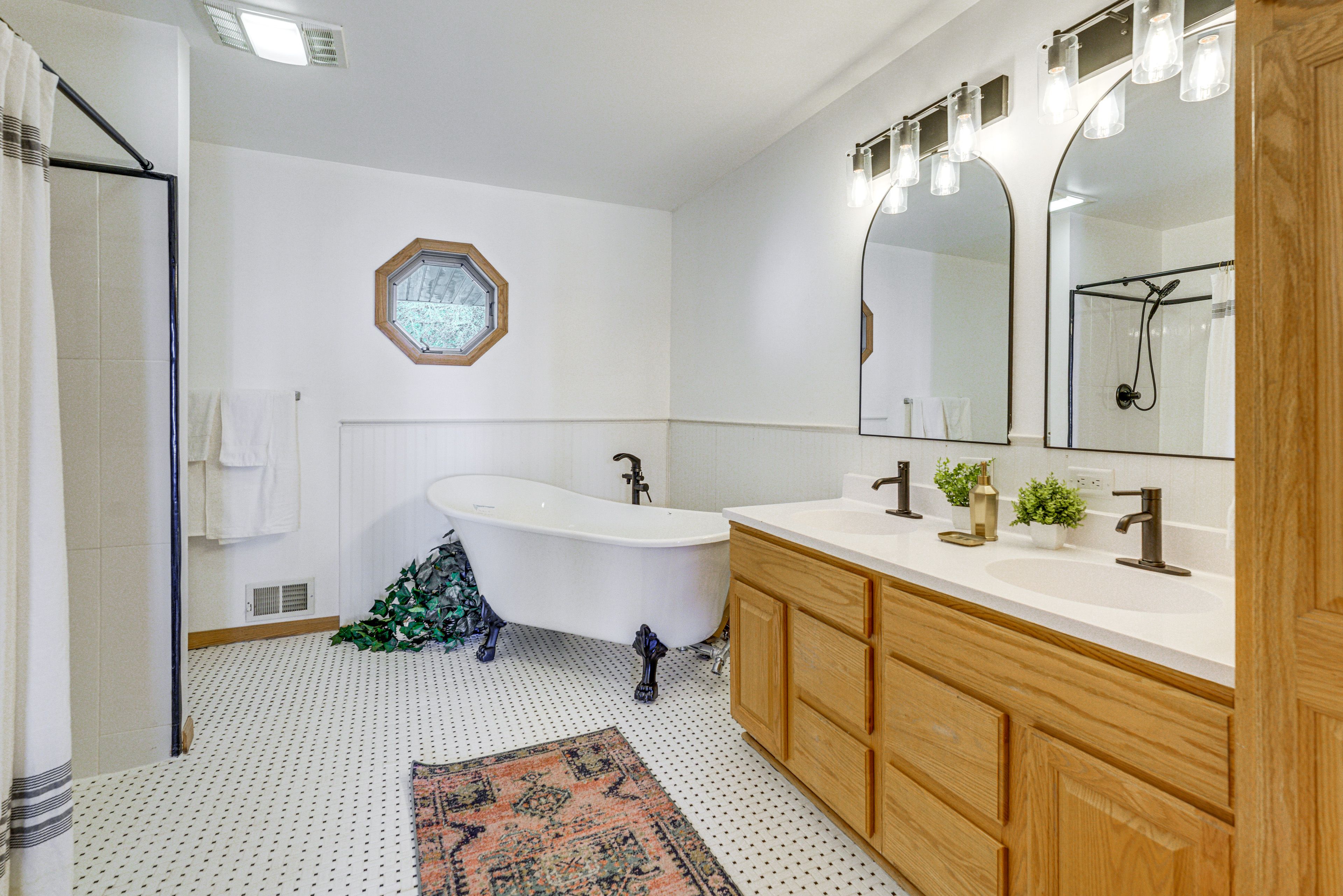 Full Bathroom | 1st Floor