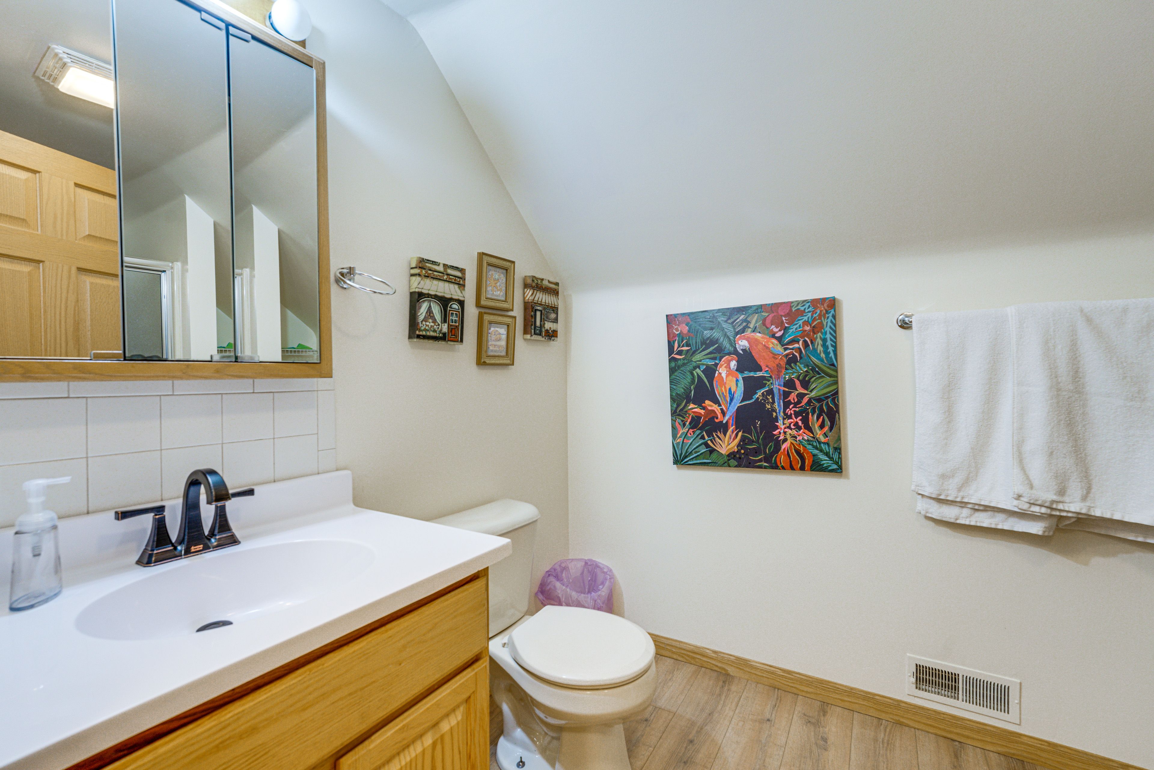 Full Bathroom | 2nd Floor