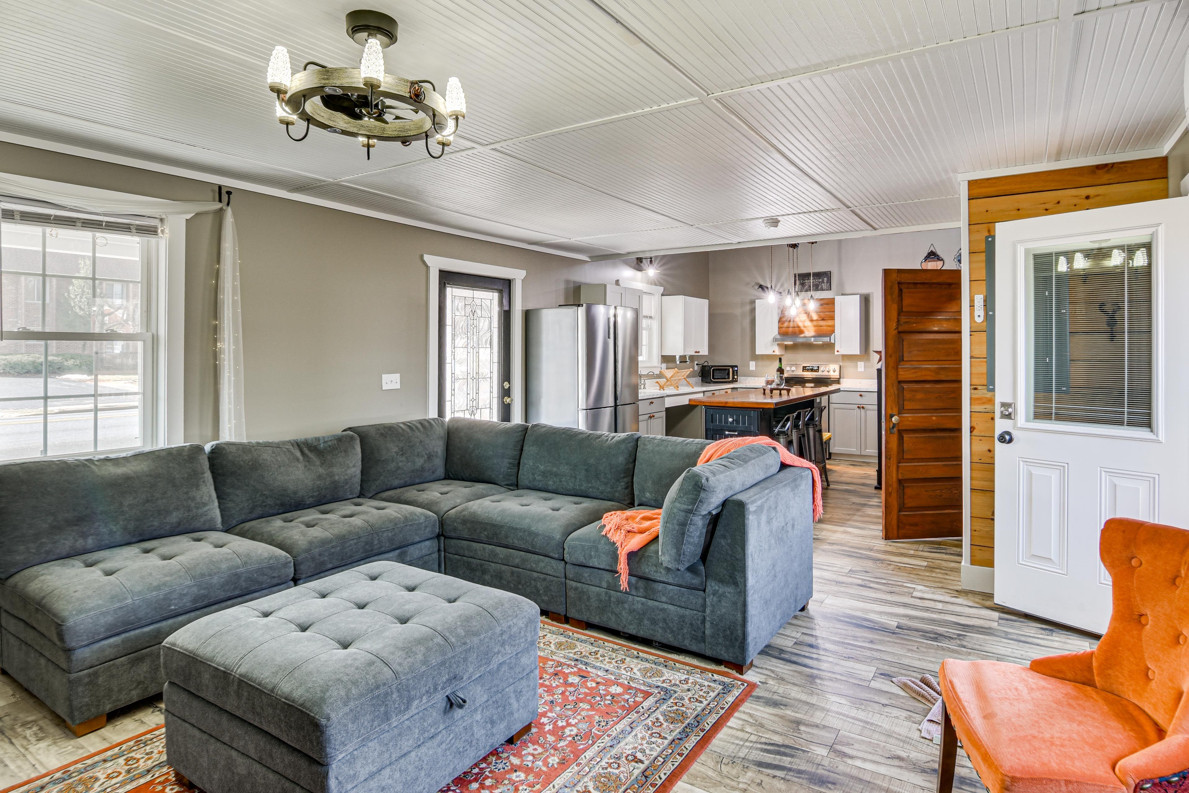 Broadway Vacation Rental | 1BR | 1.5BA | 600 Sq Ft