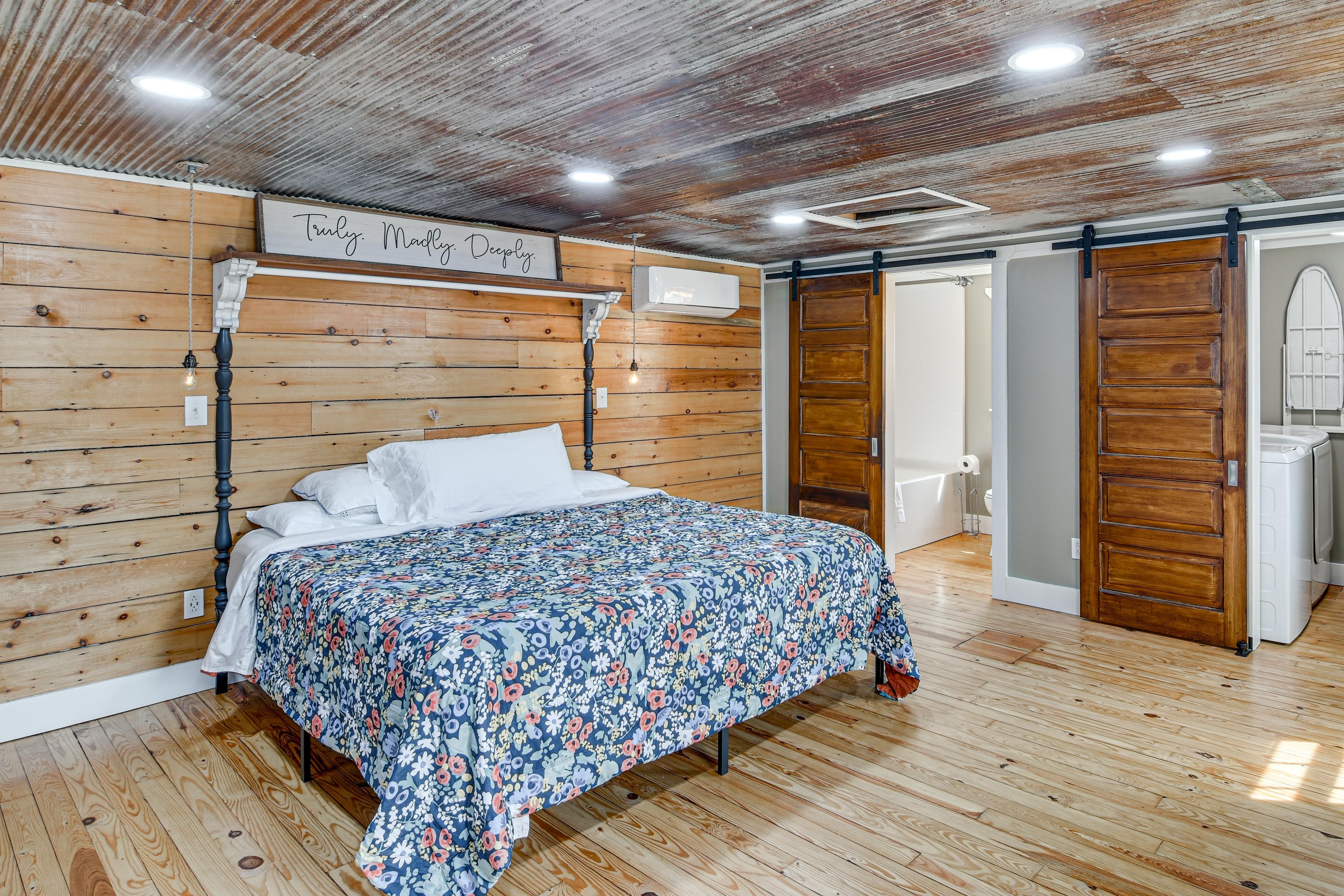 Bedroom (Loft) | King Bed | 2nd Floor