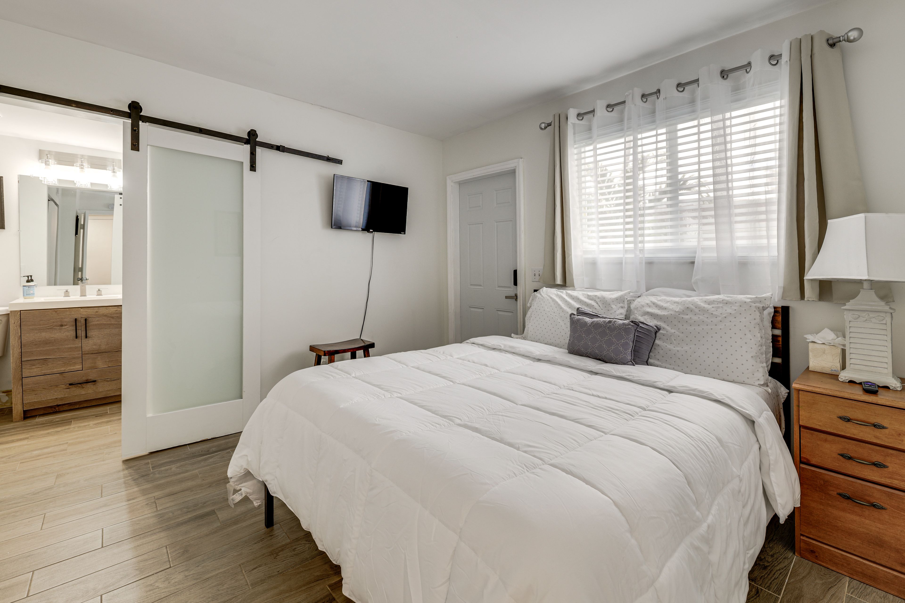 Bedroom 1 | Queen Bed