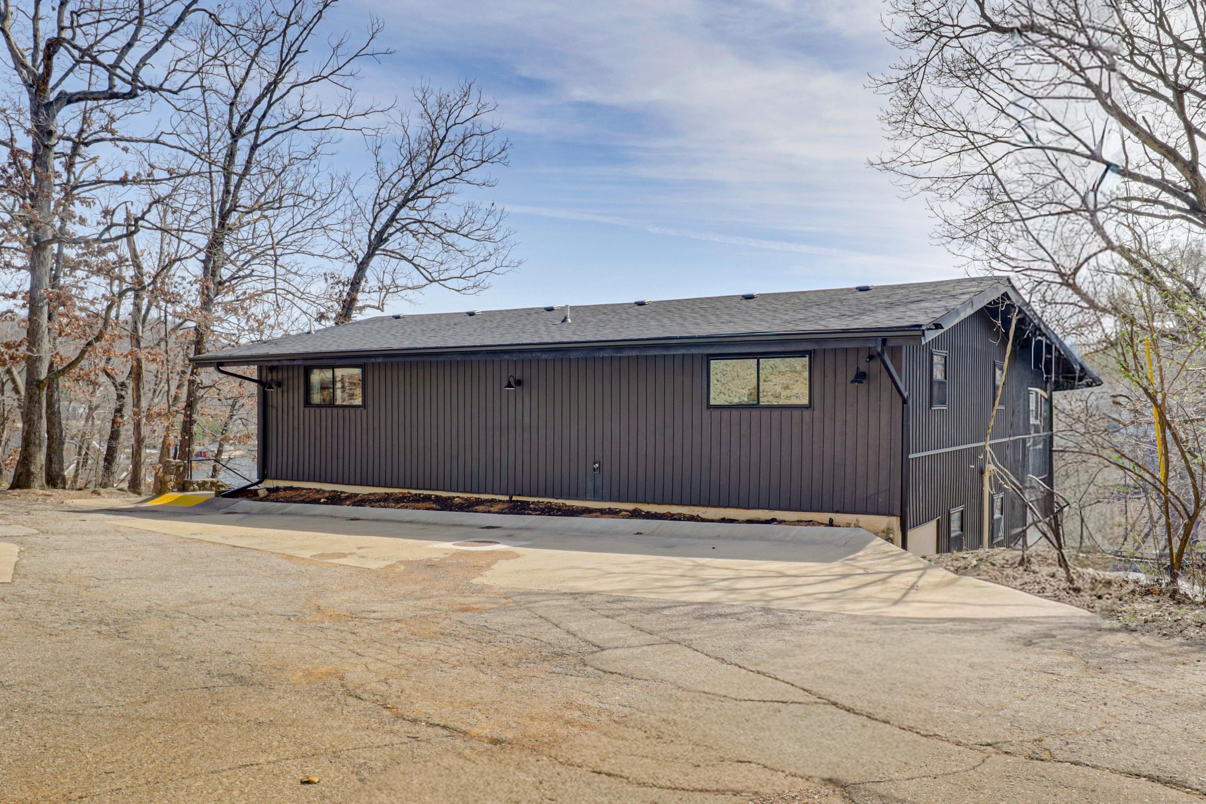 Parking | Driveway (6 Vehicles) | RV & Trailer Parking Allowed | Street Parking