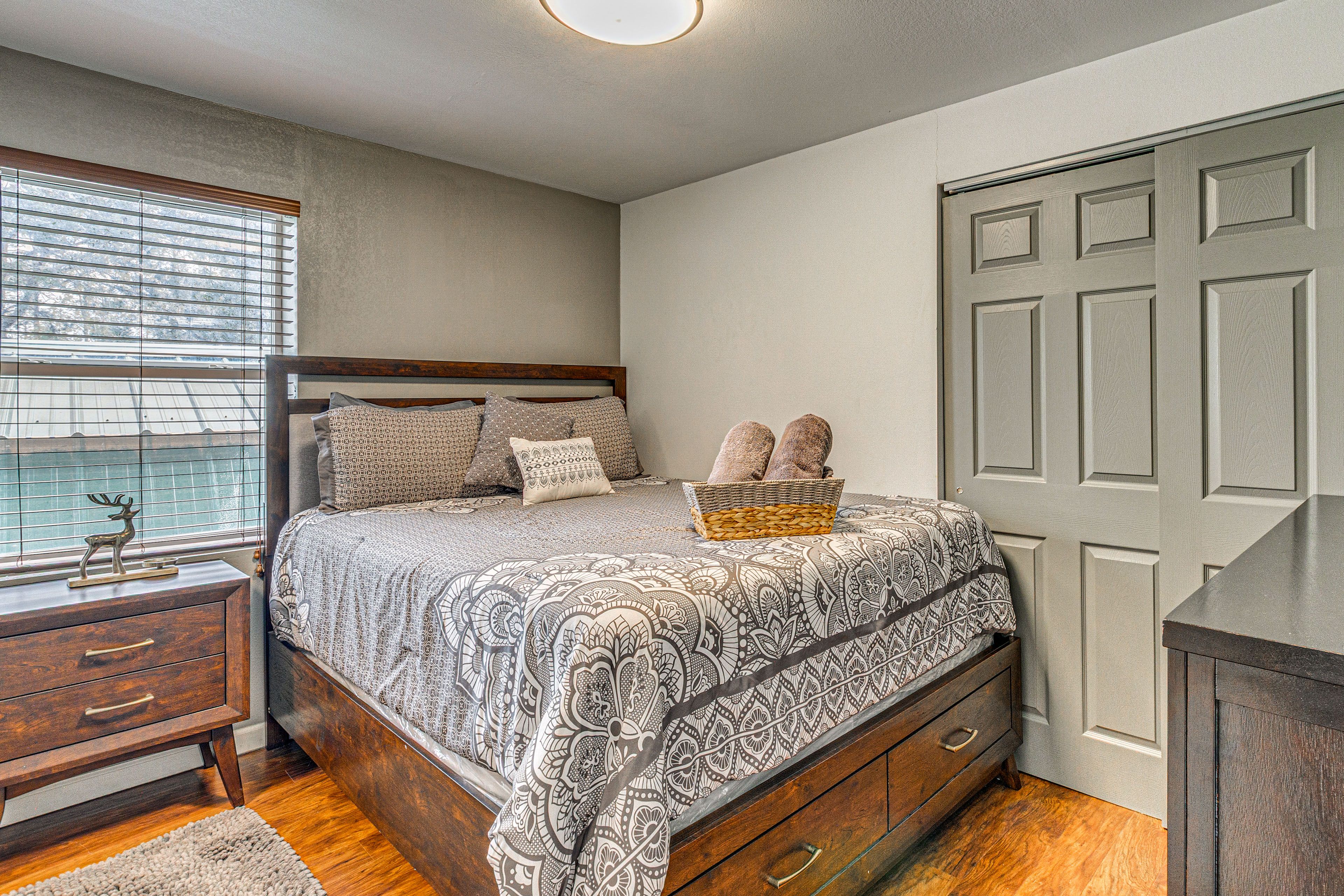 Bedroom 1 | Queen Bed