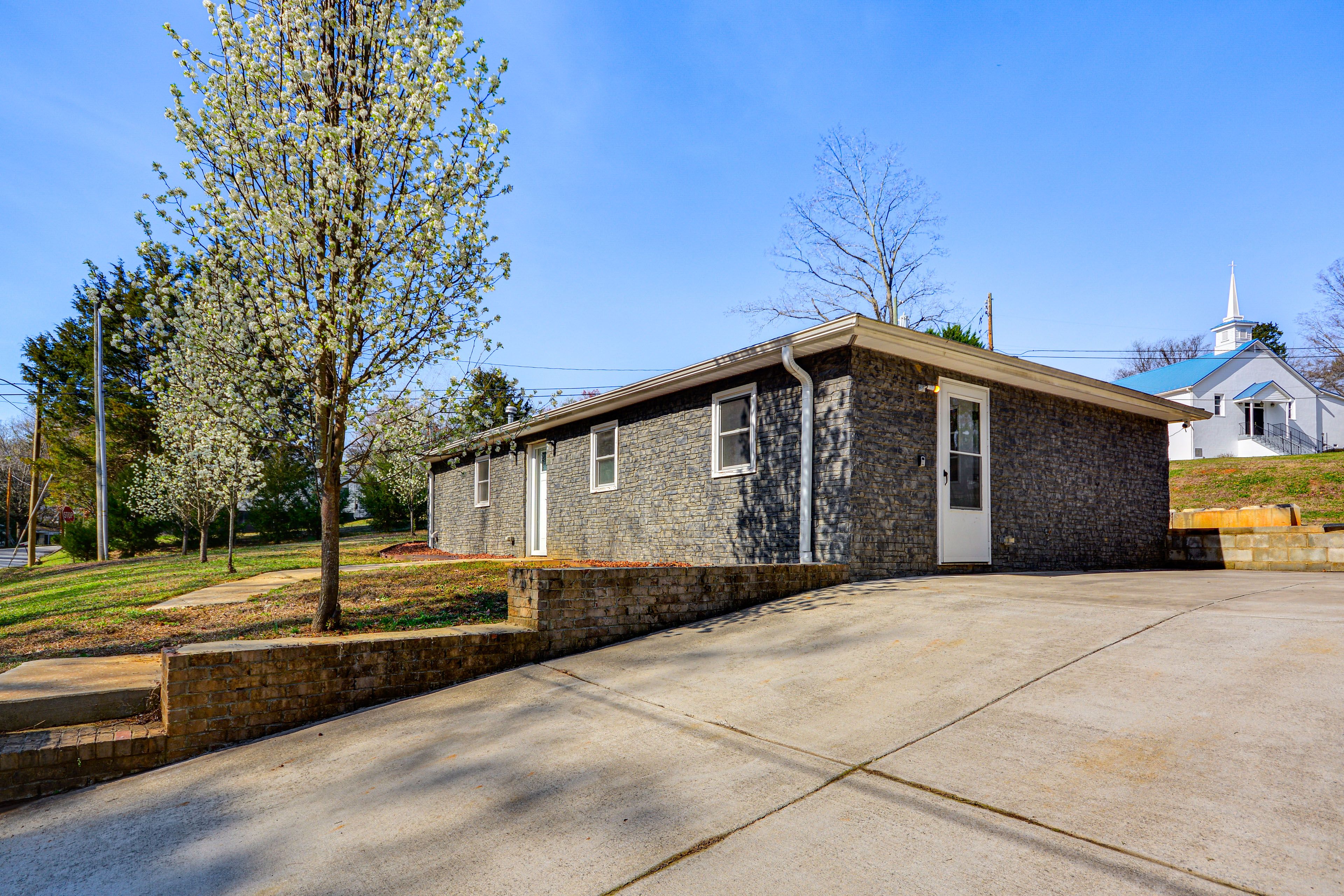 Parking | Driveway (6 Vehicles)