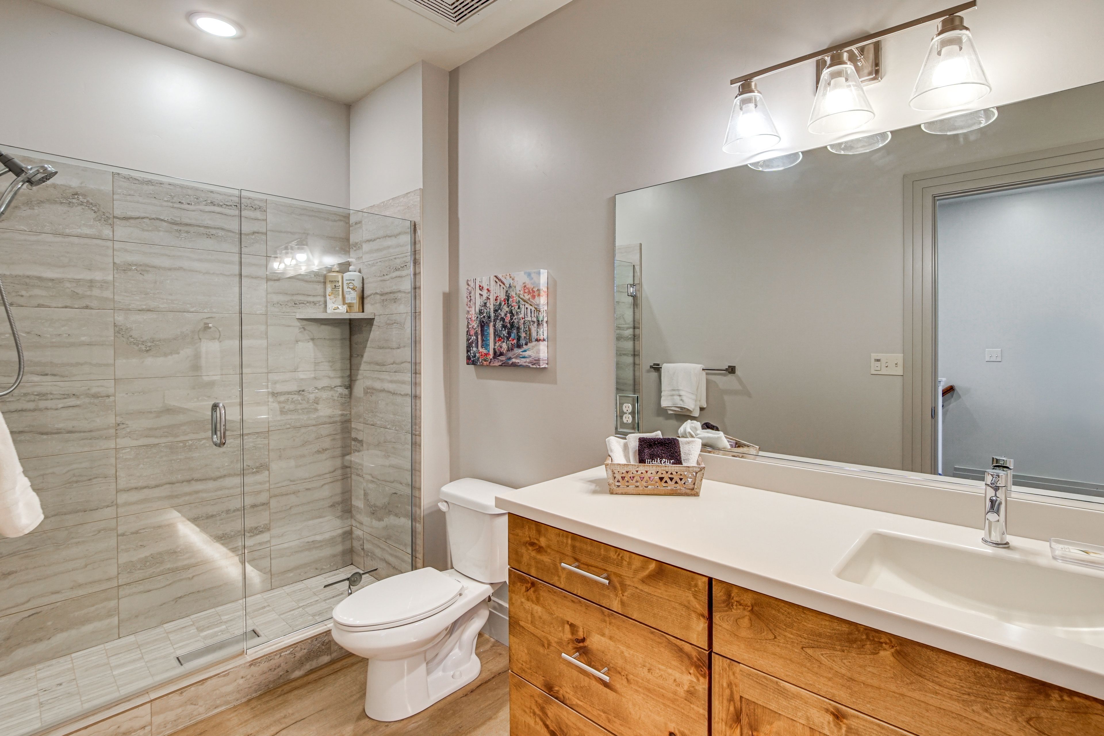 Full Bathroom | 2nd Floor