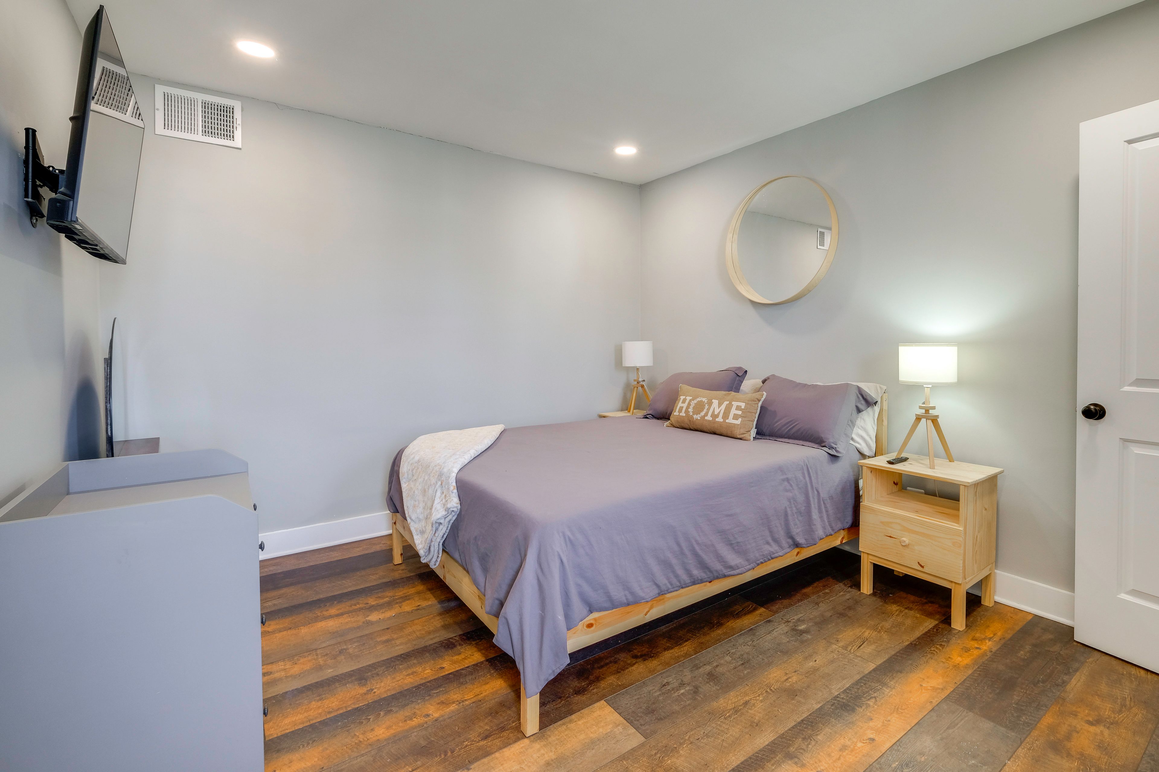 Bedroom 1 | Queen Bed