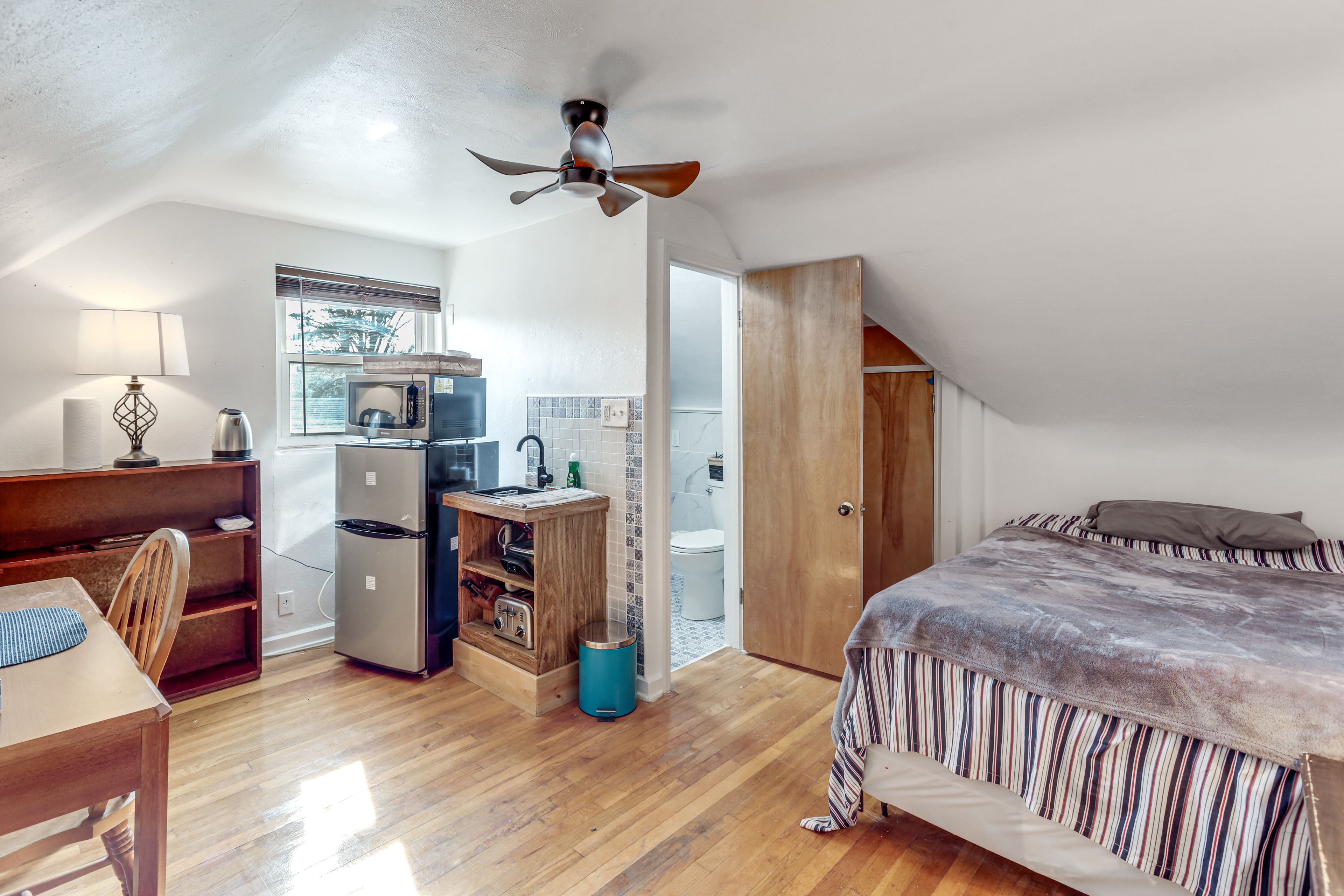 Living Room | Full Bed