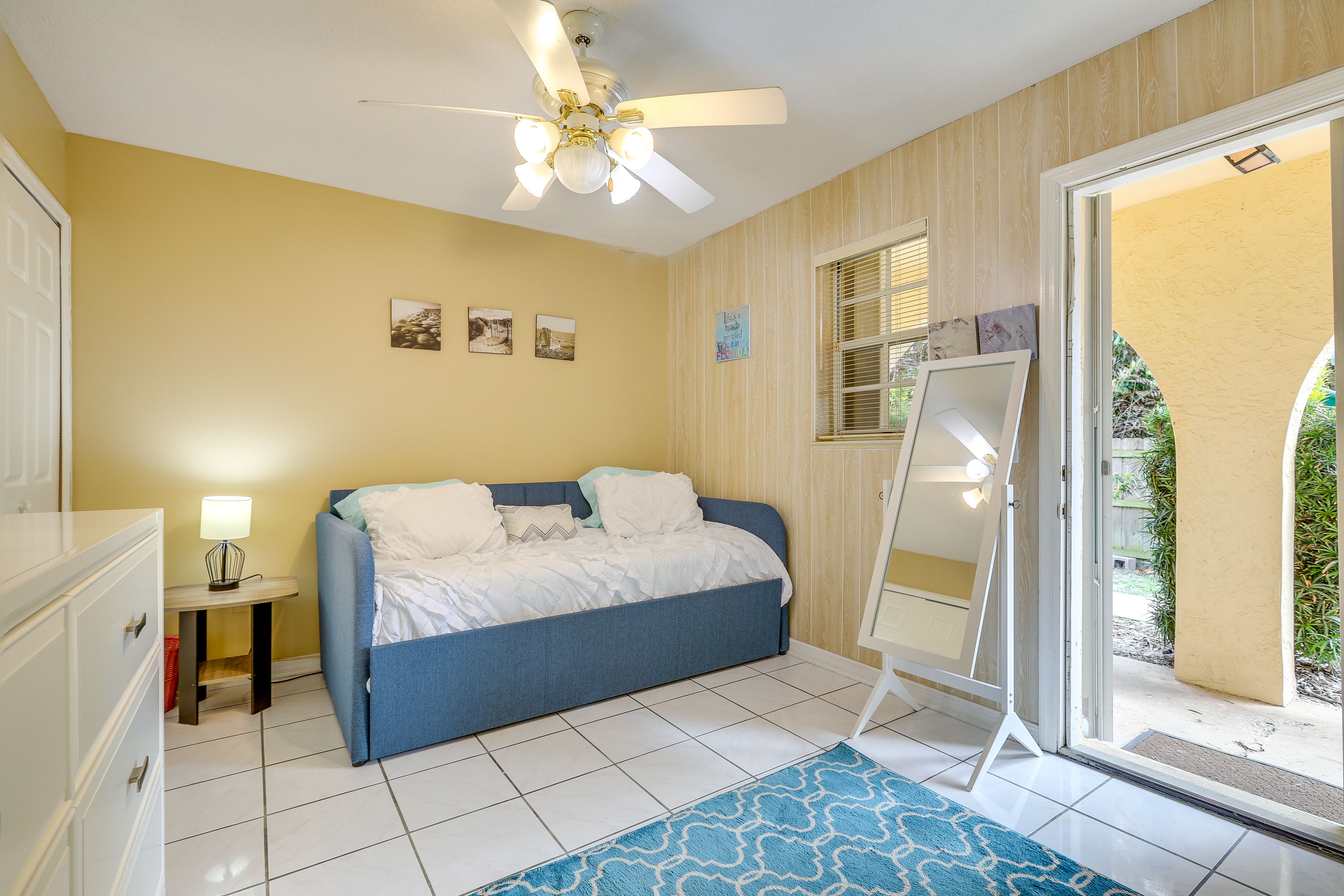 Bedroom 2 | Twin Daybed w/ Twin Trundle