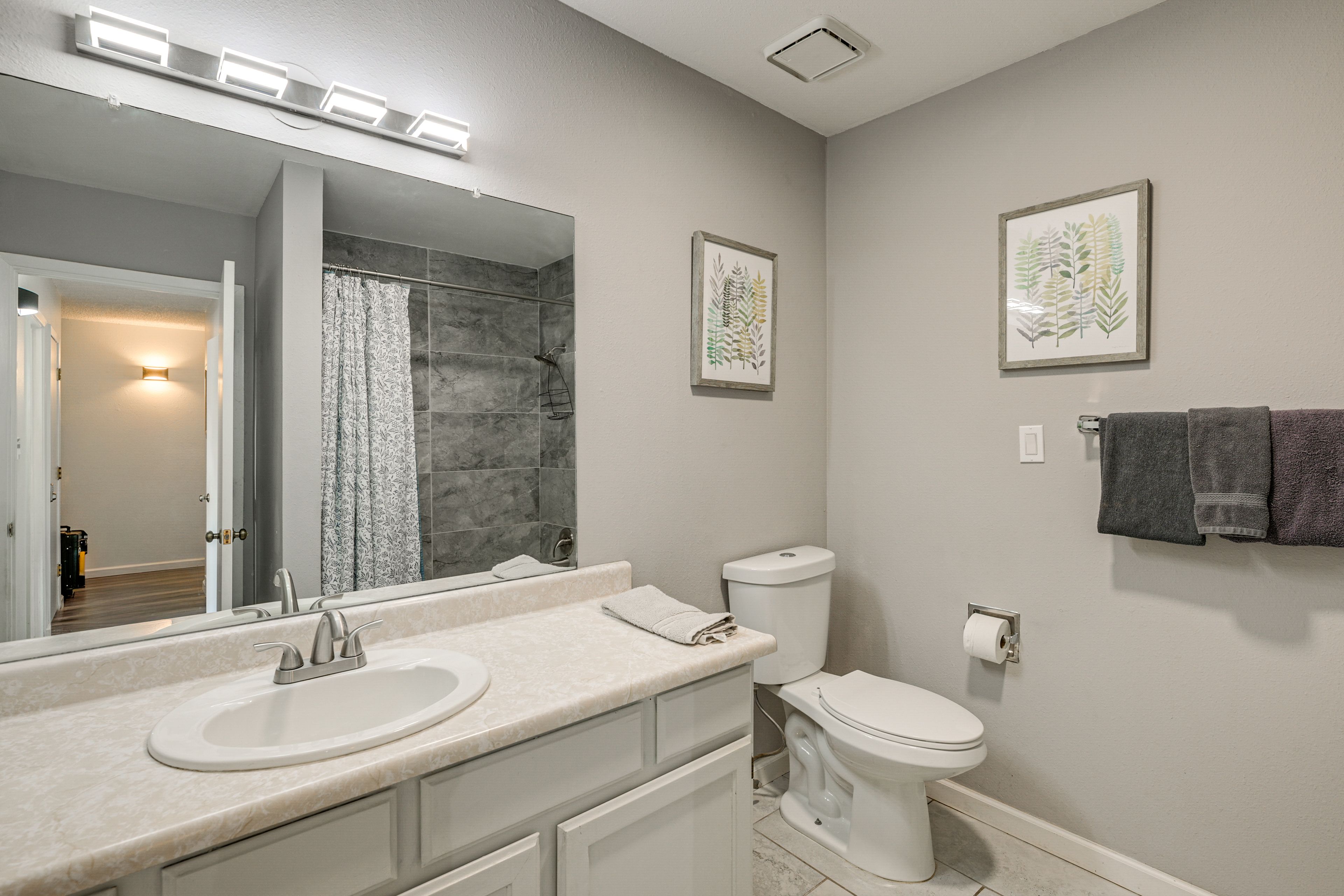 Full Bathroom | 1st Floor