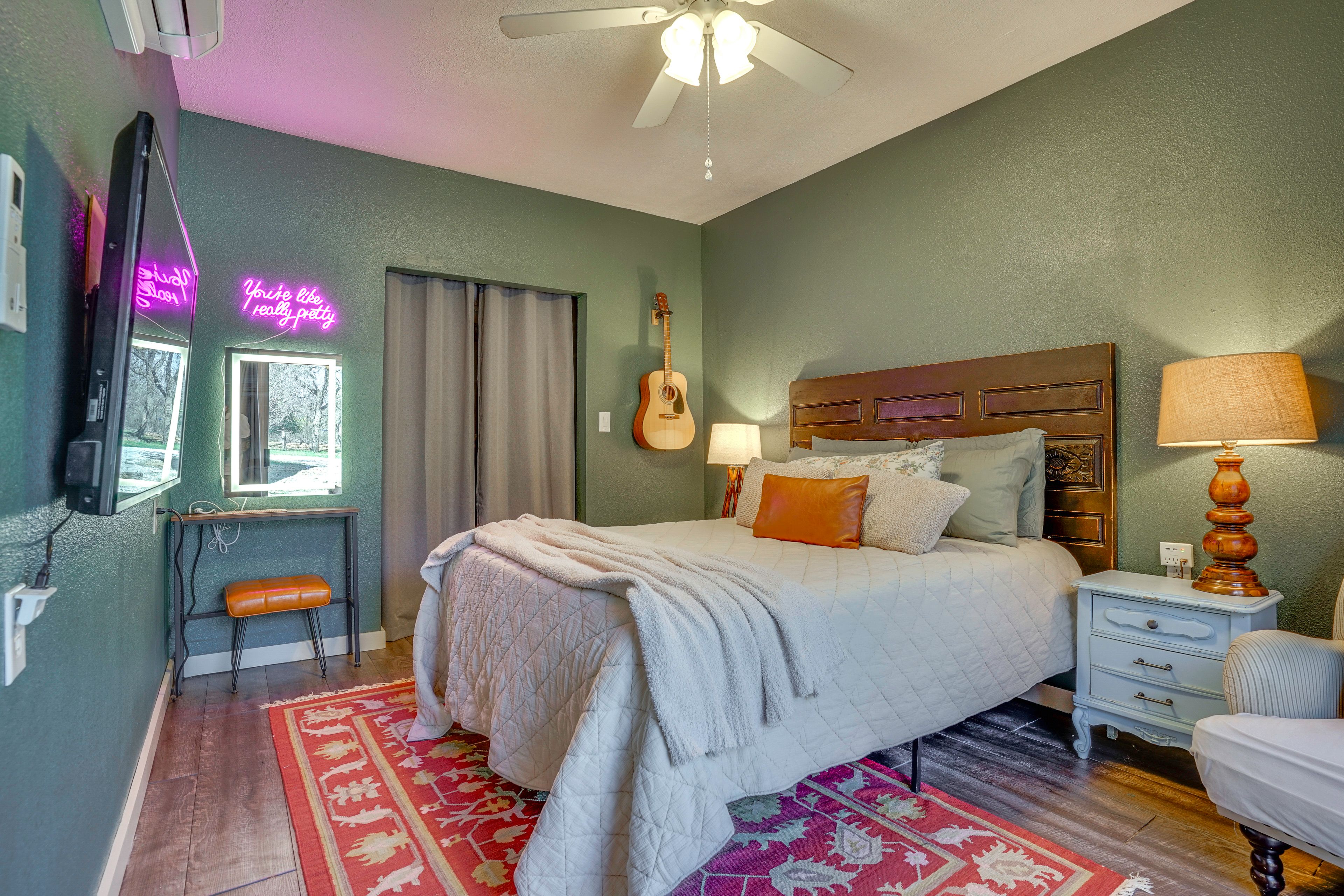 Bedroom | Queen Bed