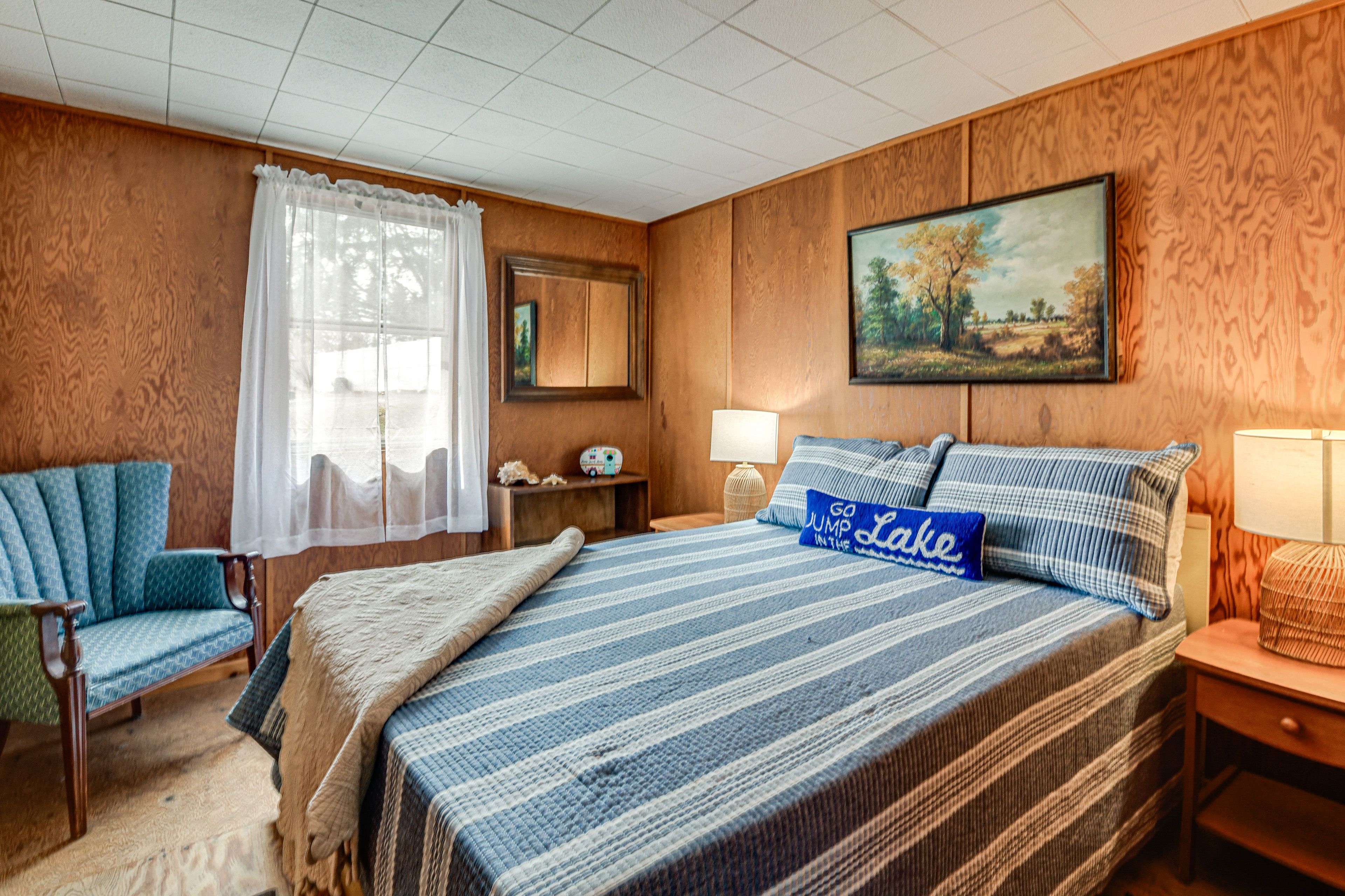 Primary Bedroom | Queen Bed
