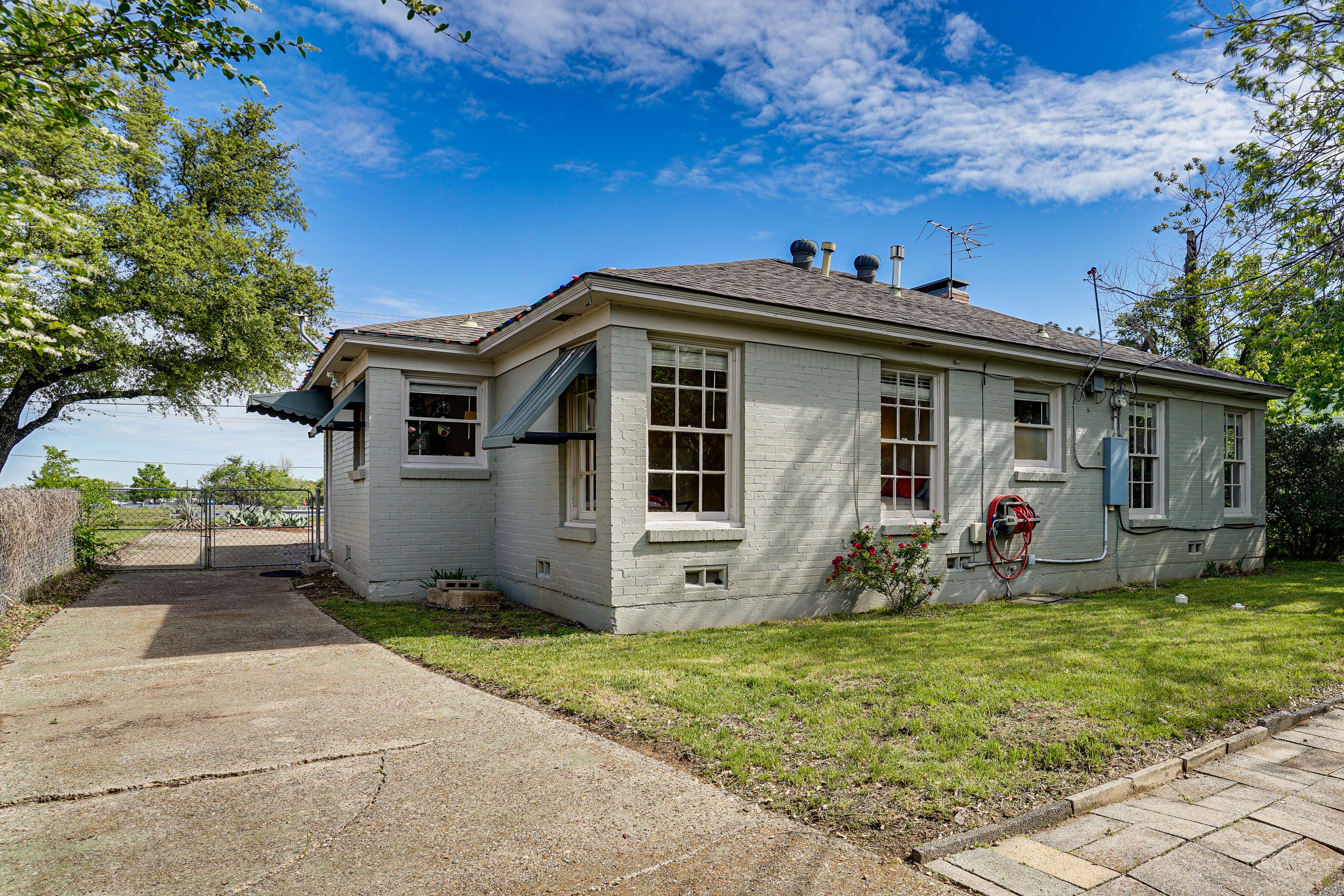 Driveway Parking | 3 Vehicles