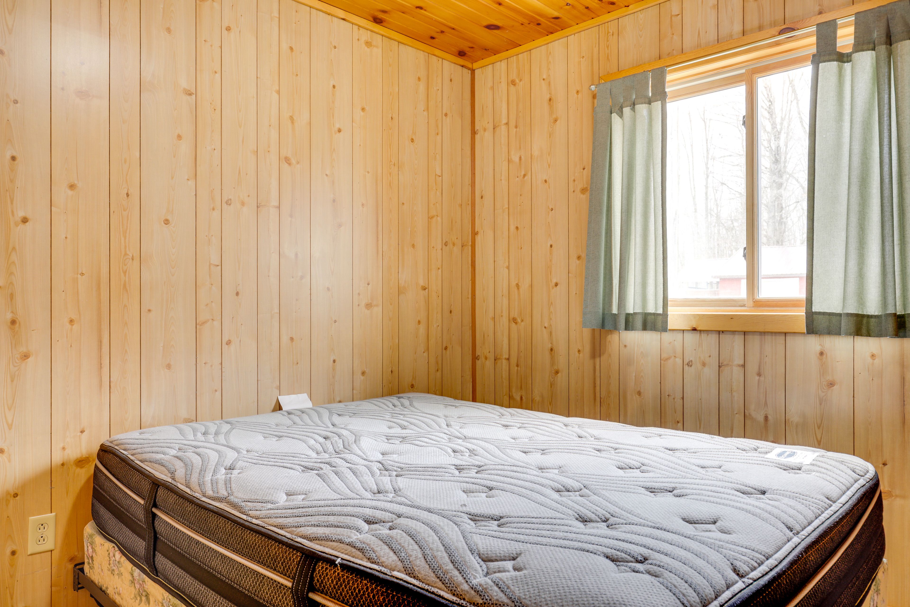 Bedroom 2 | Queen Bed