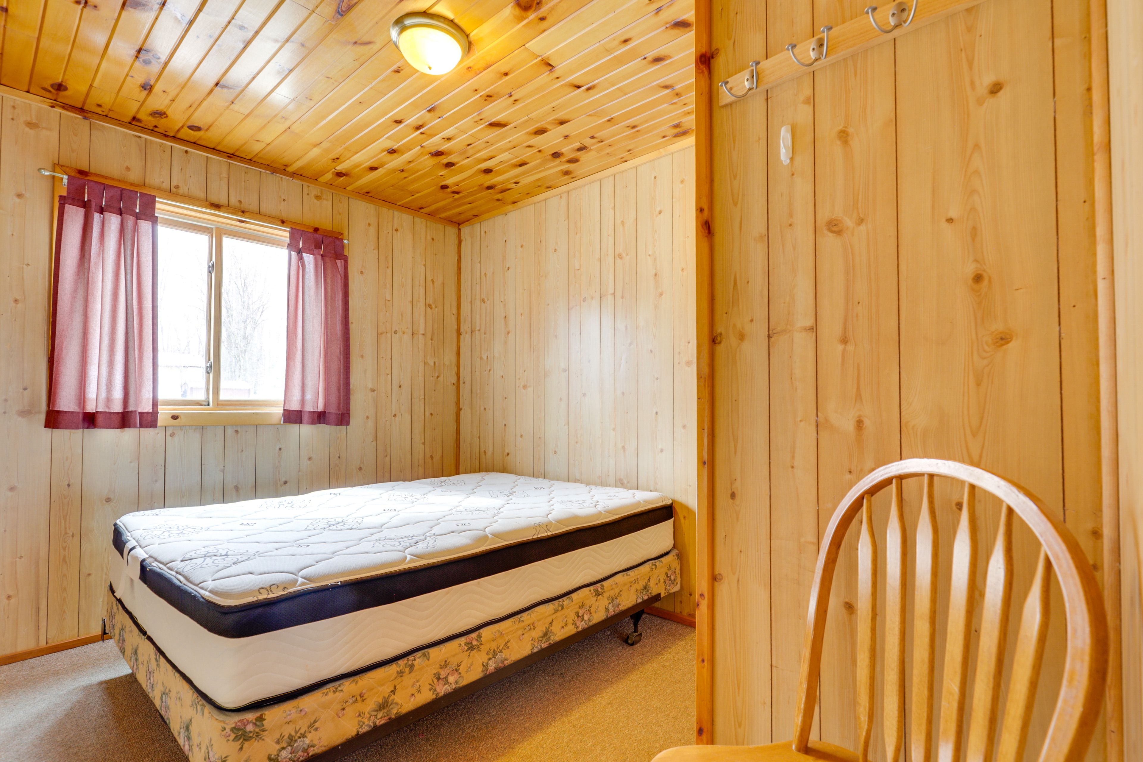 Bedroom 1 | Queen Bed