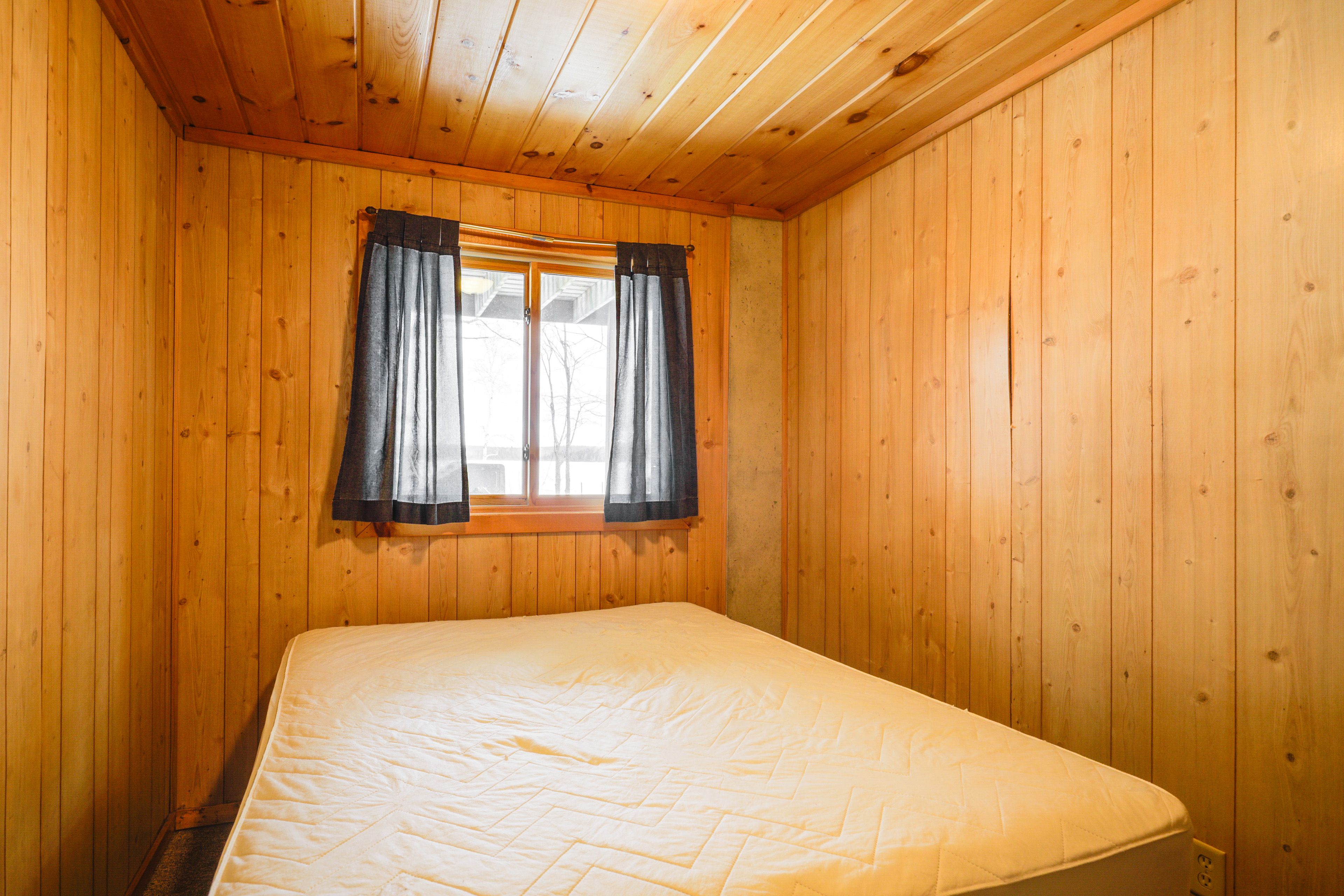 Bedroom 1 | Queen Bed