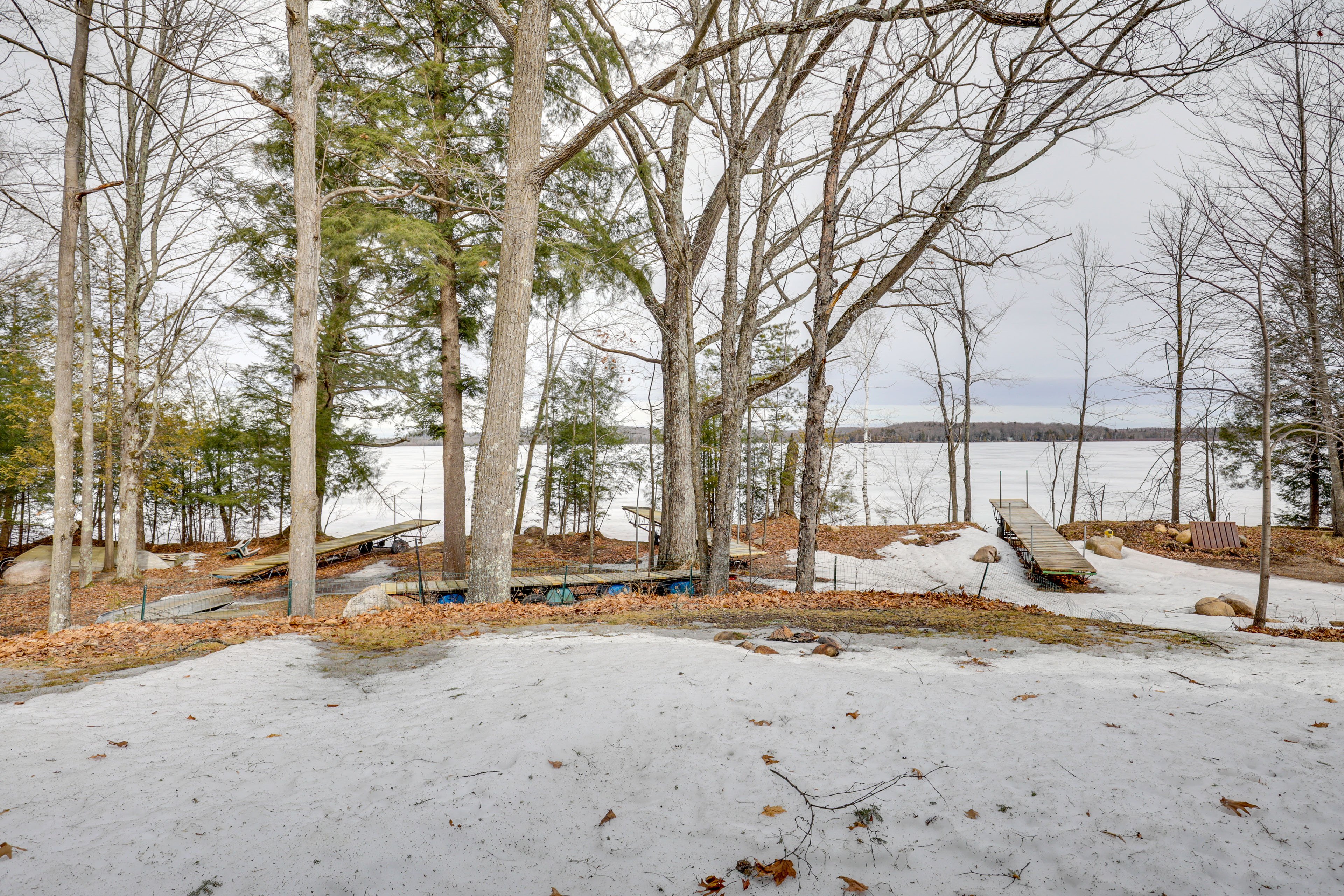 Deck & Yard | Rolling Stone Lake Views & Access