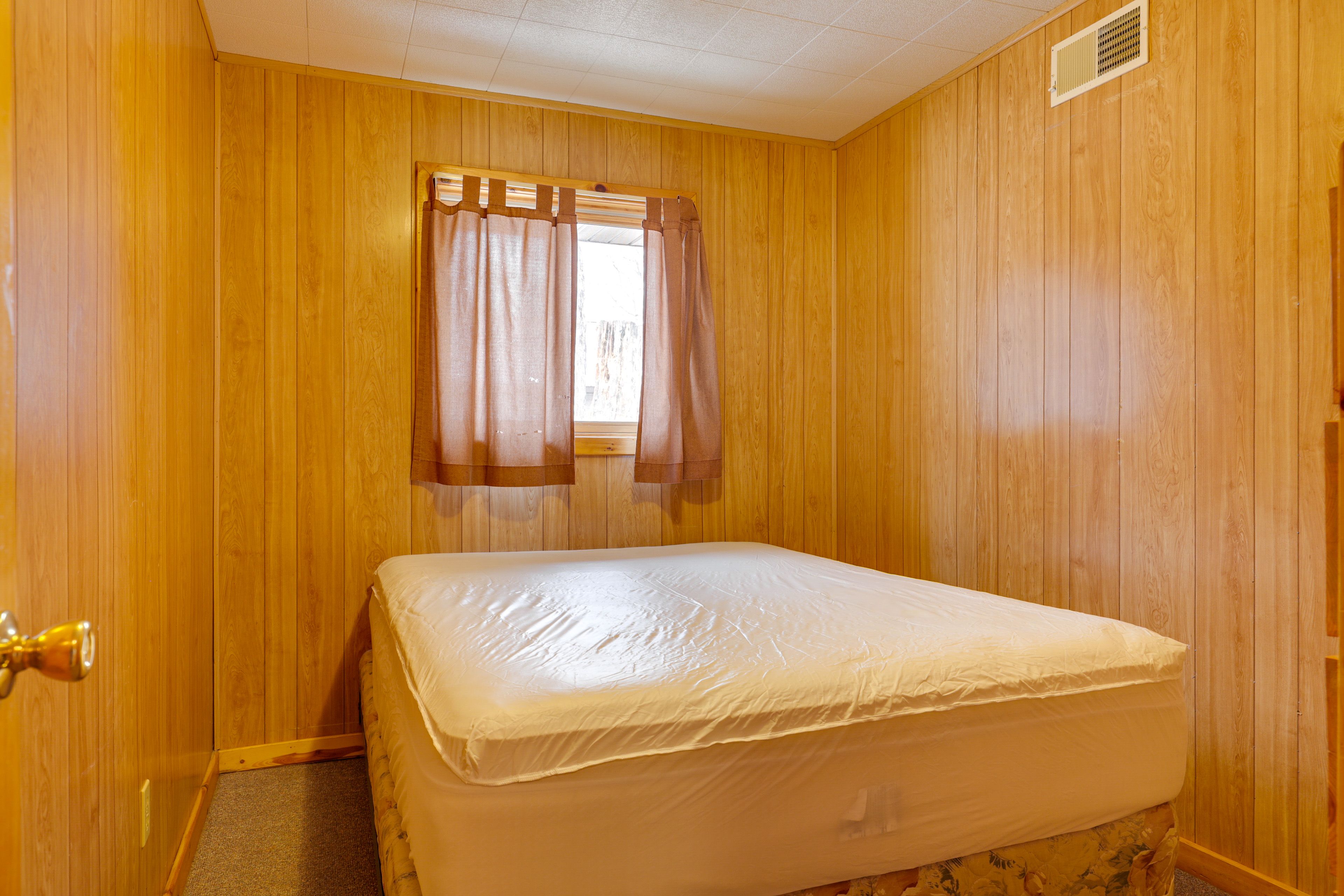 Bedroom 2 | Queen Bed