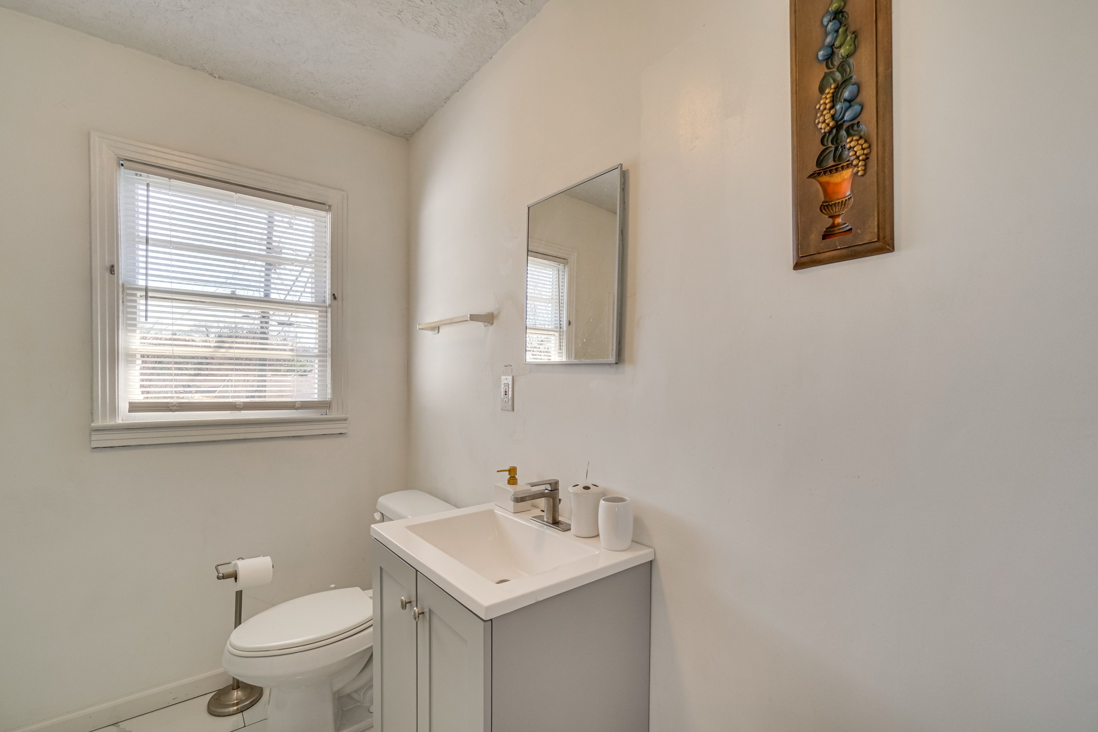 Bathroom | Main Level