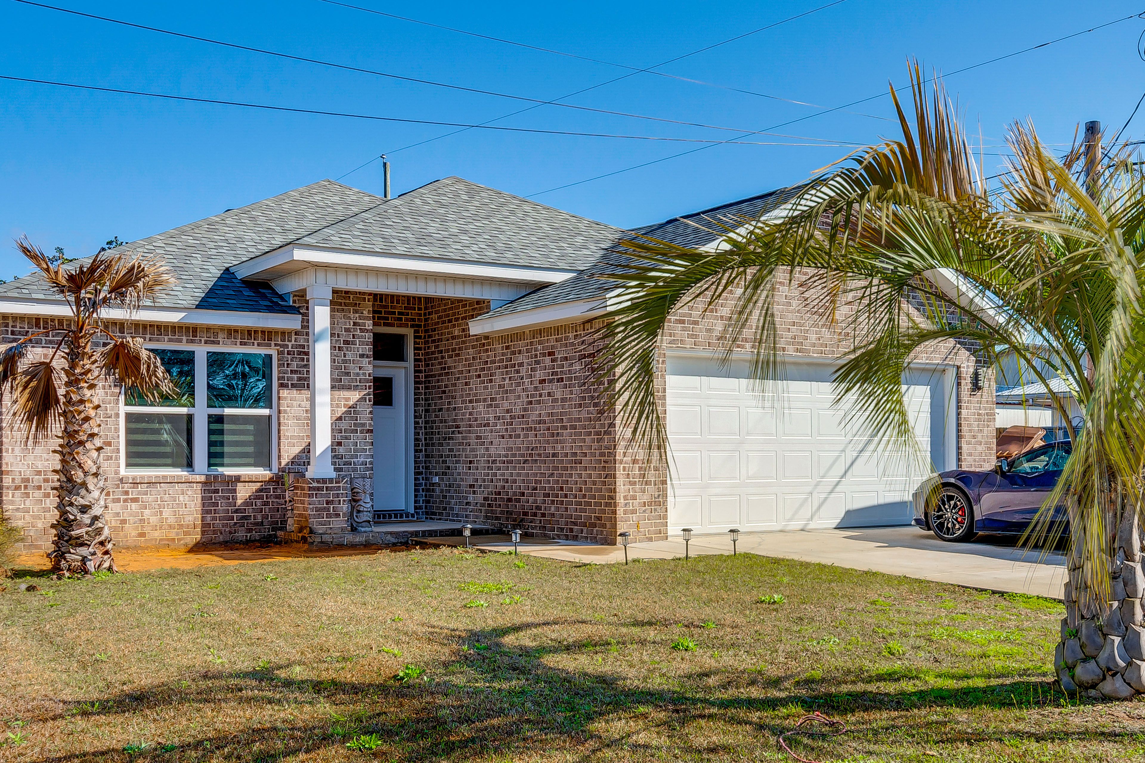 Single-Story House | 2 Mi to Navarre Beach Fishing Pier