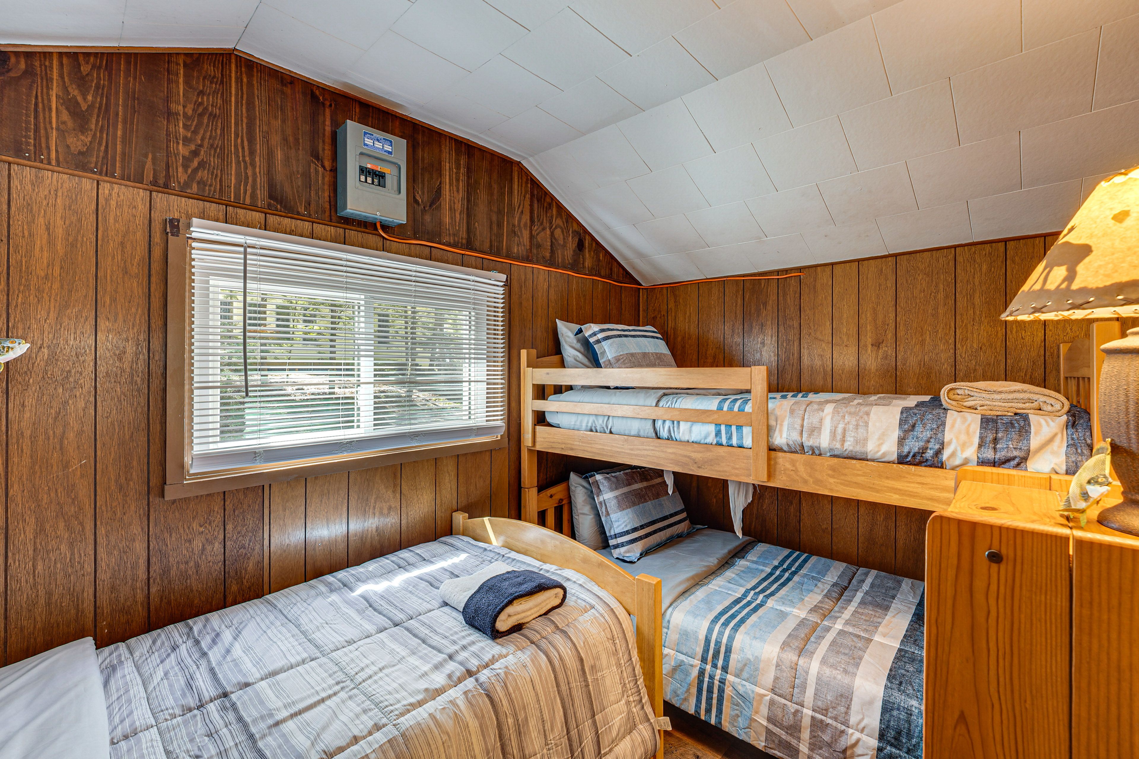 Bedroom 2 | Twin Bed | Twin Bunk Bed