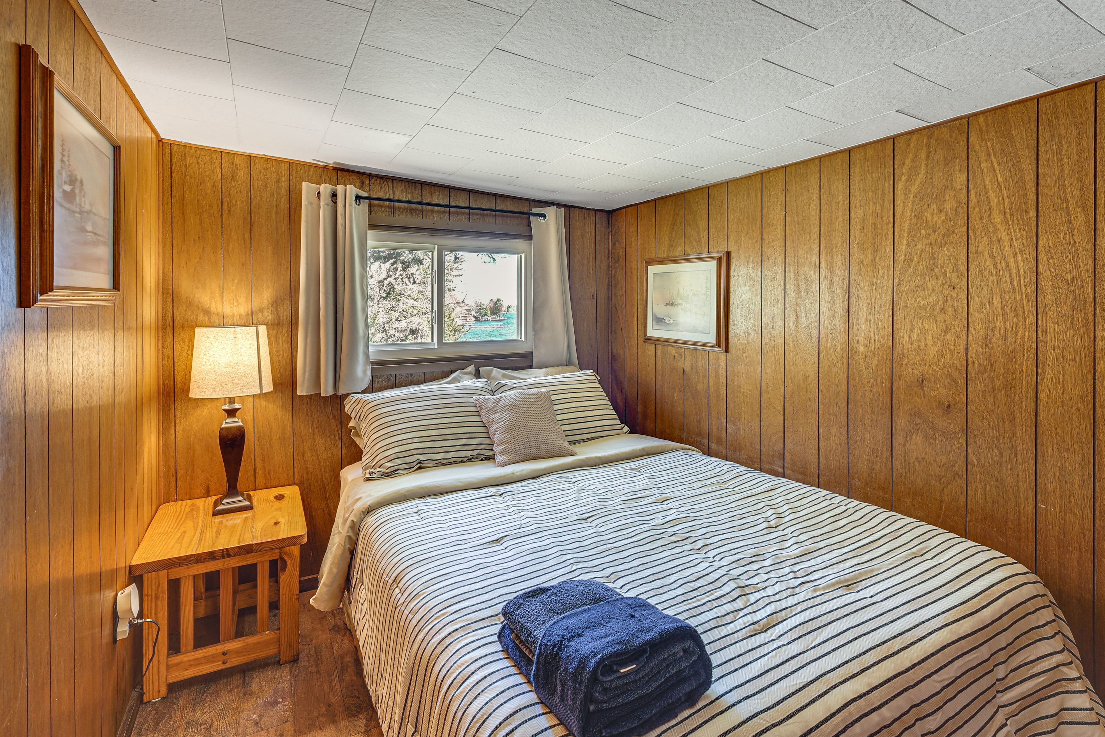 Bedroom 1 | Queen Bed