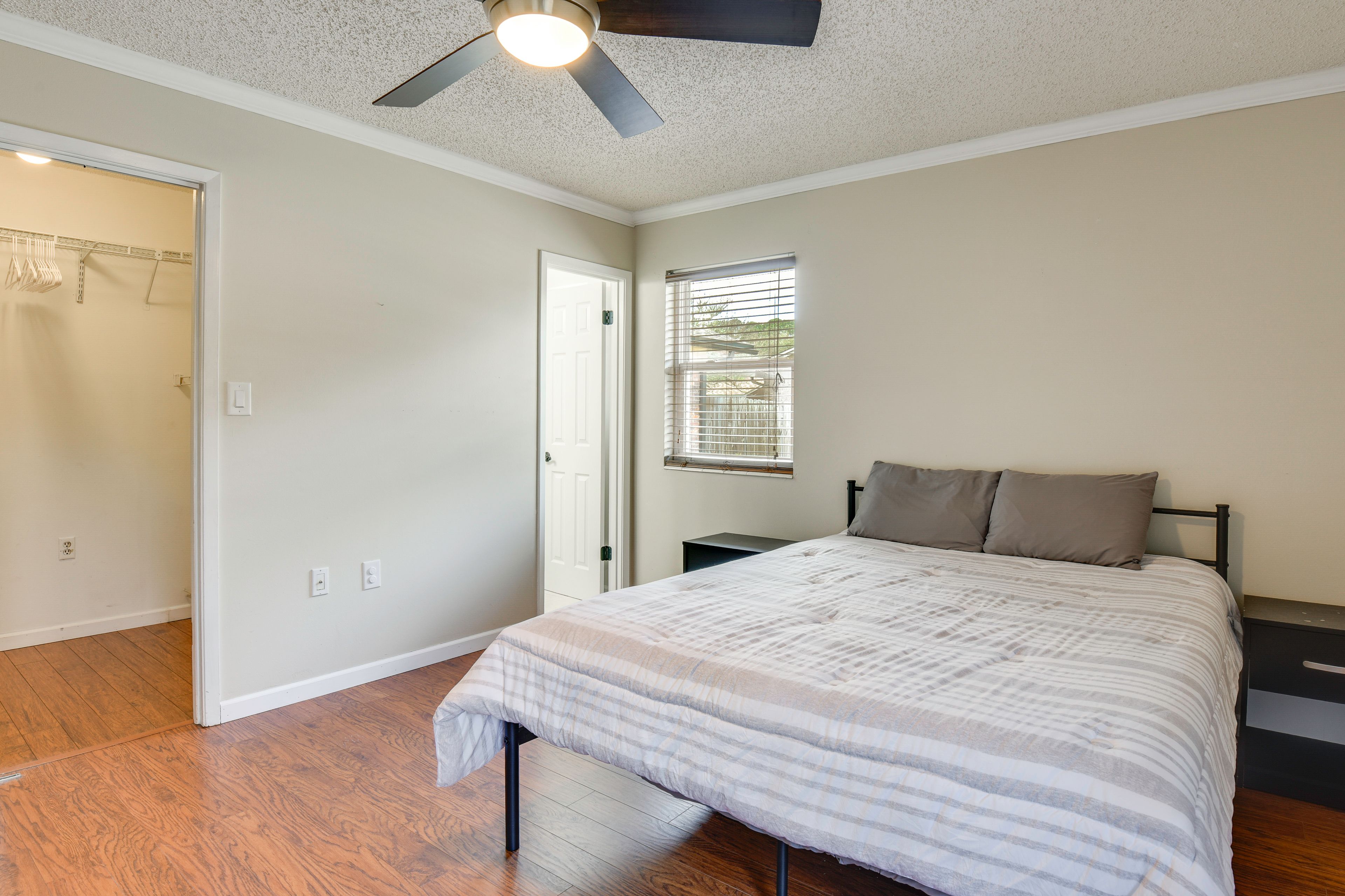 Bedroom 1 | Queen Bed