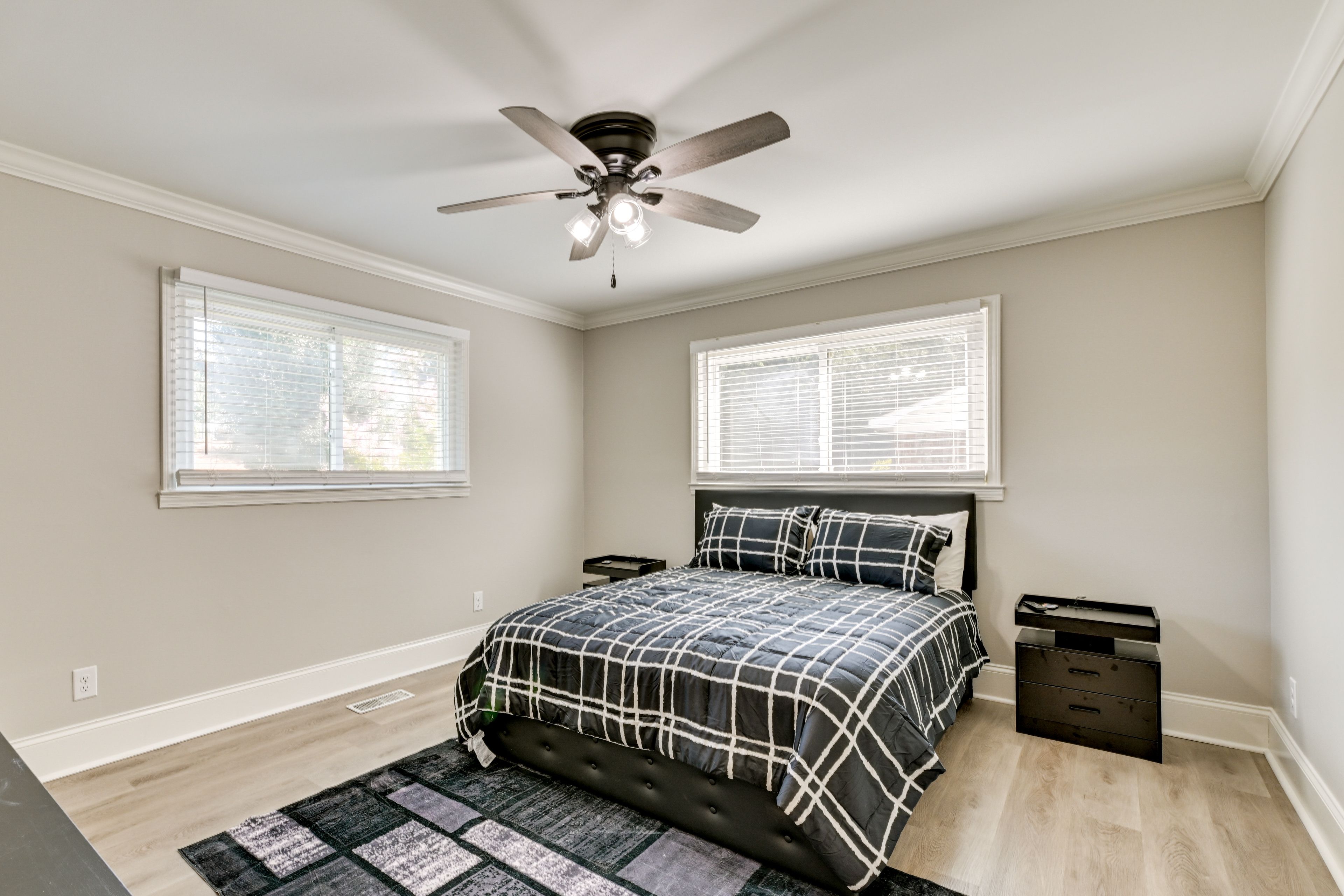 Bedroom 1 | Queen Bed