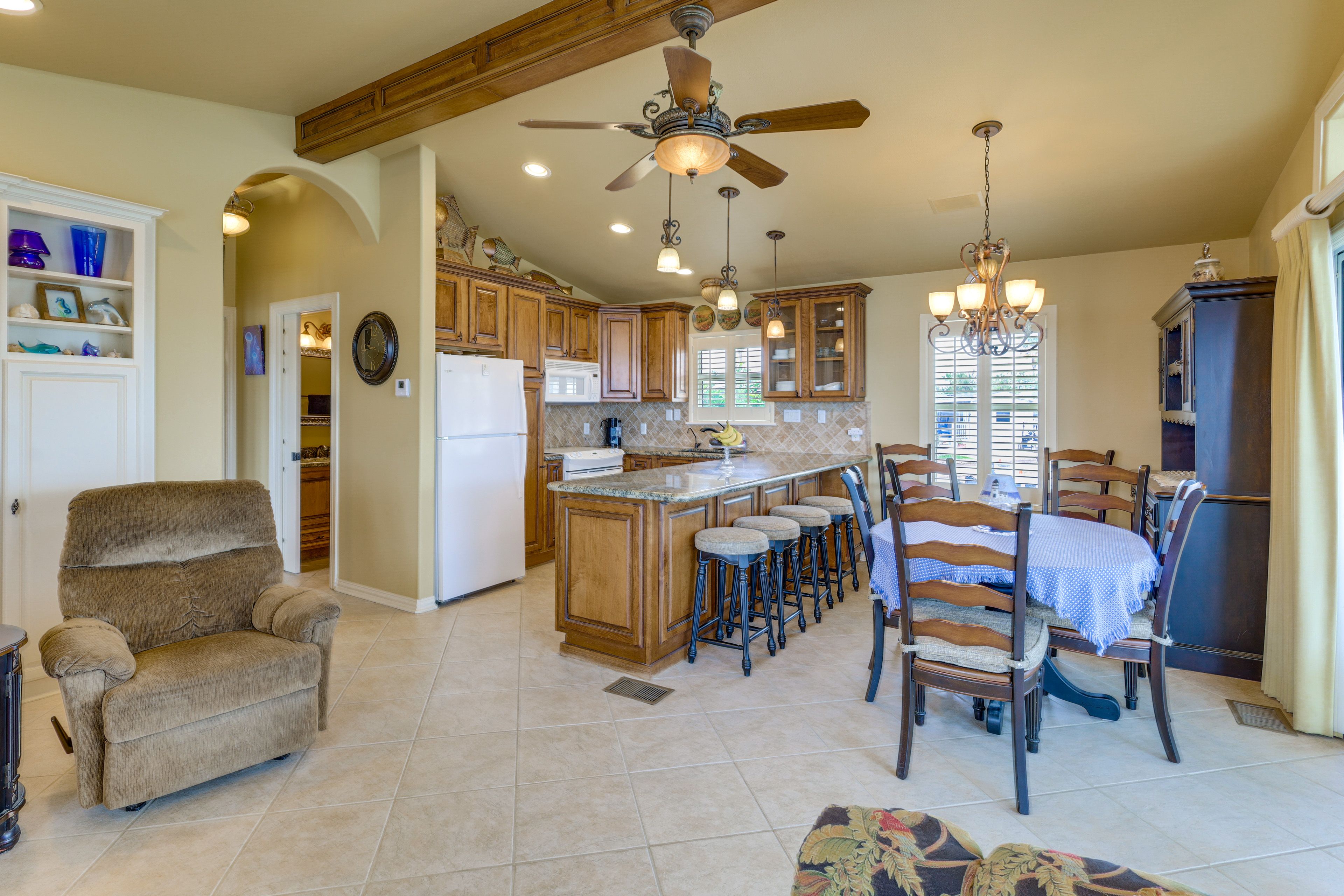 Kitchen & Dining Space
