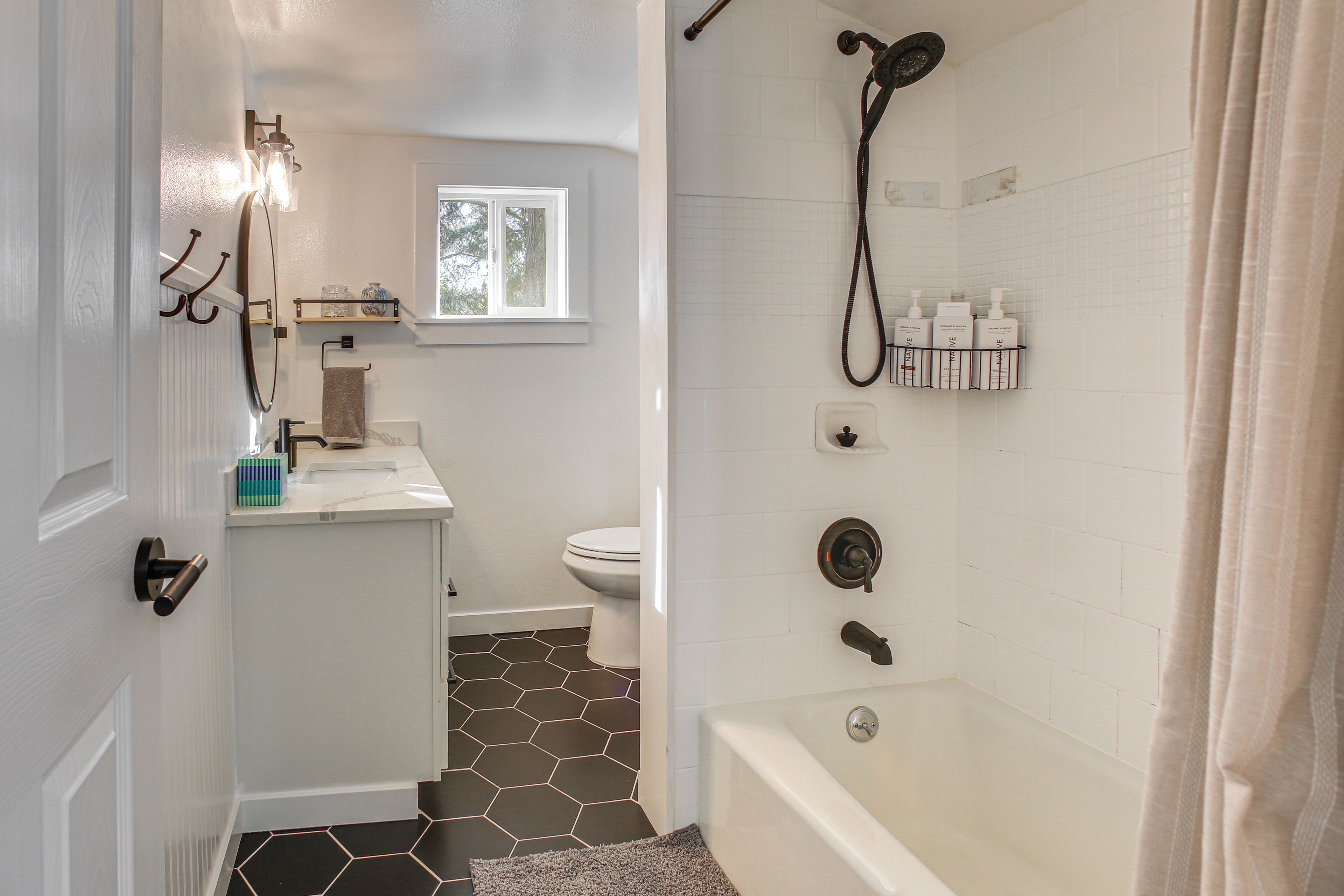 Full Bathroom | Towels & Linens Provided