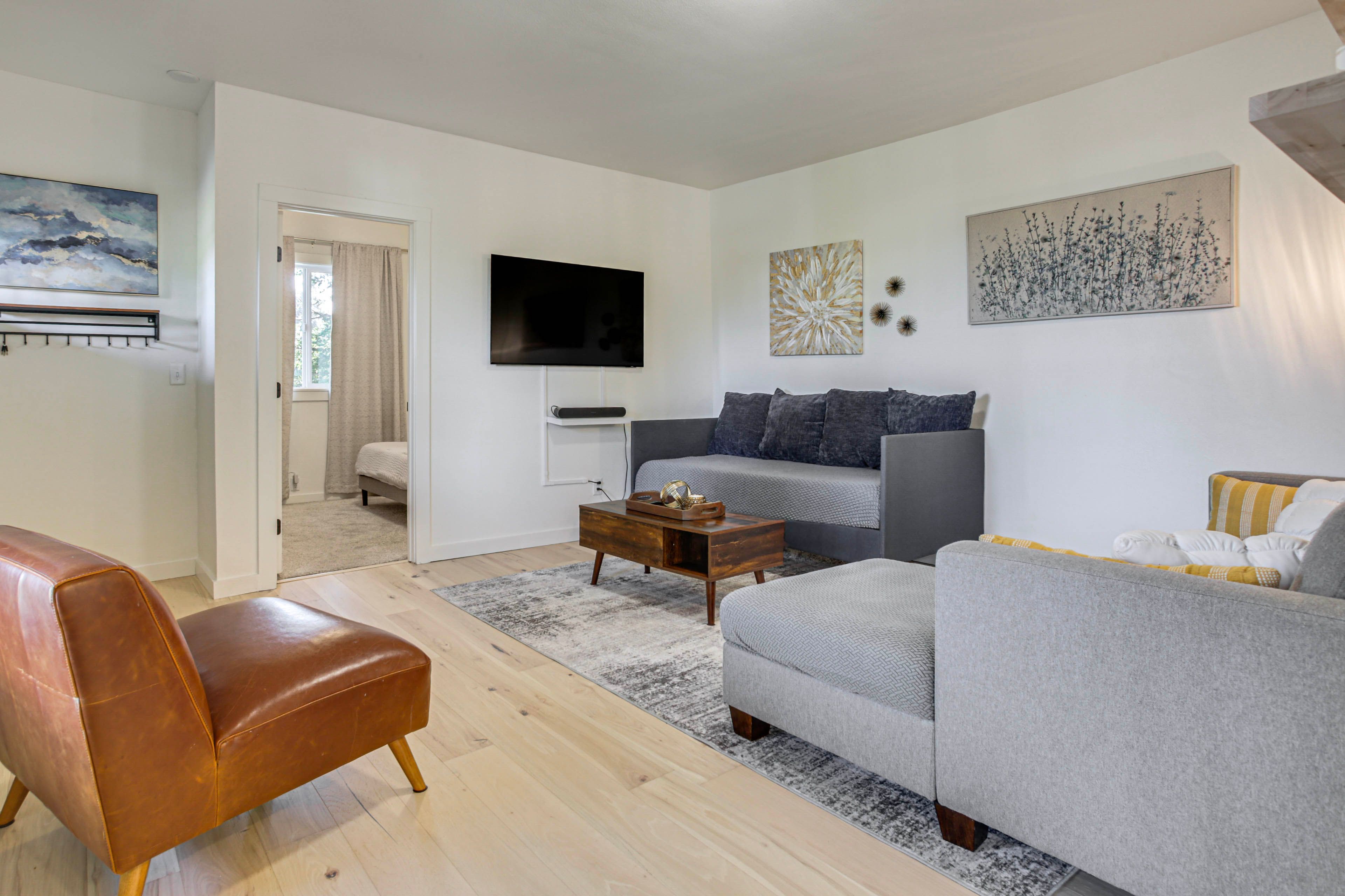 Living Room | Twin Daybed | Free WiFi | Central Heating & A/C