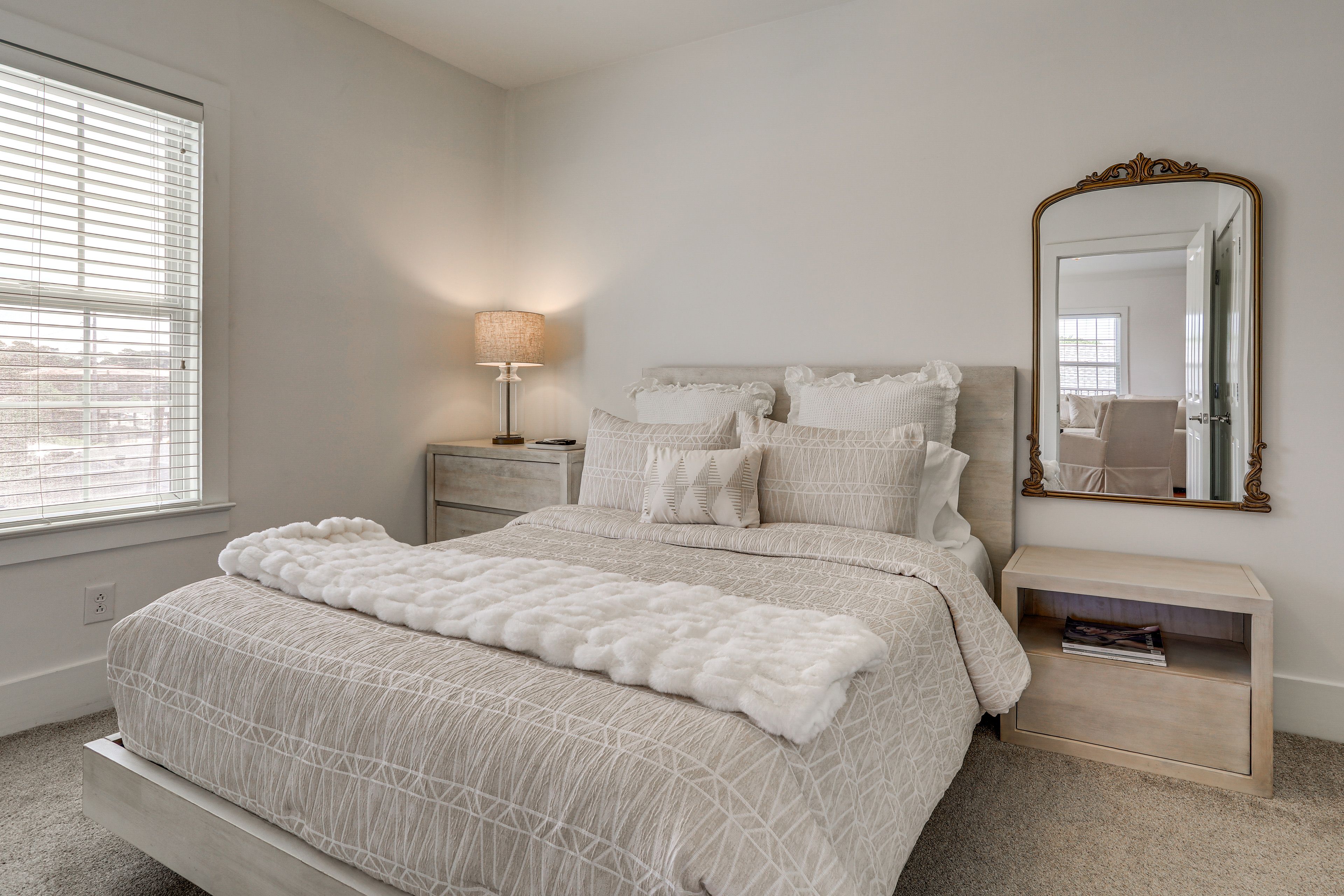 Bedroom | Queen Bed