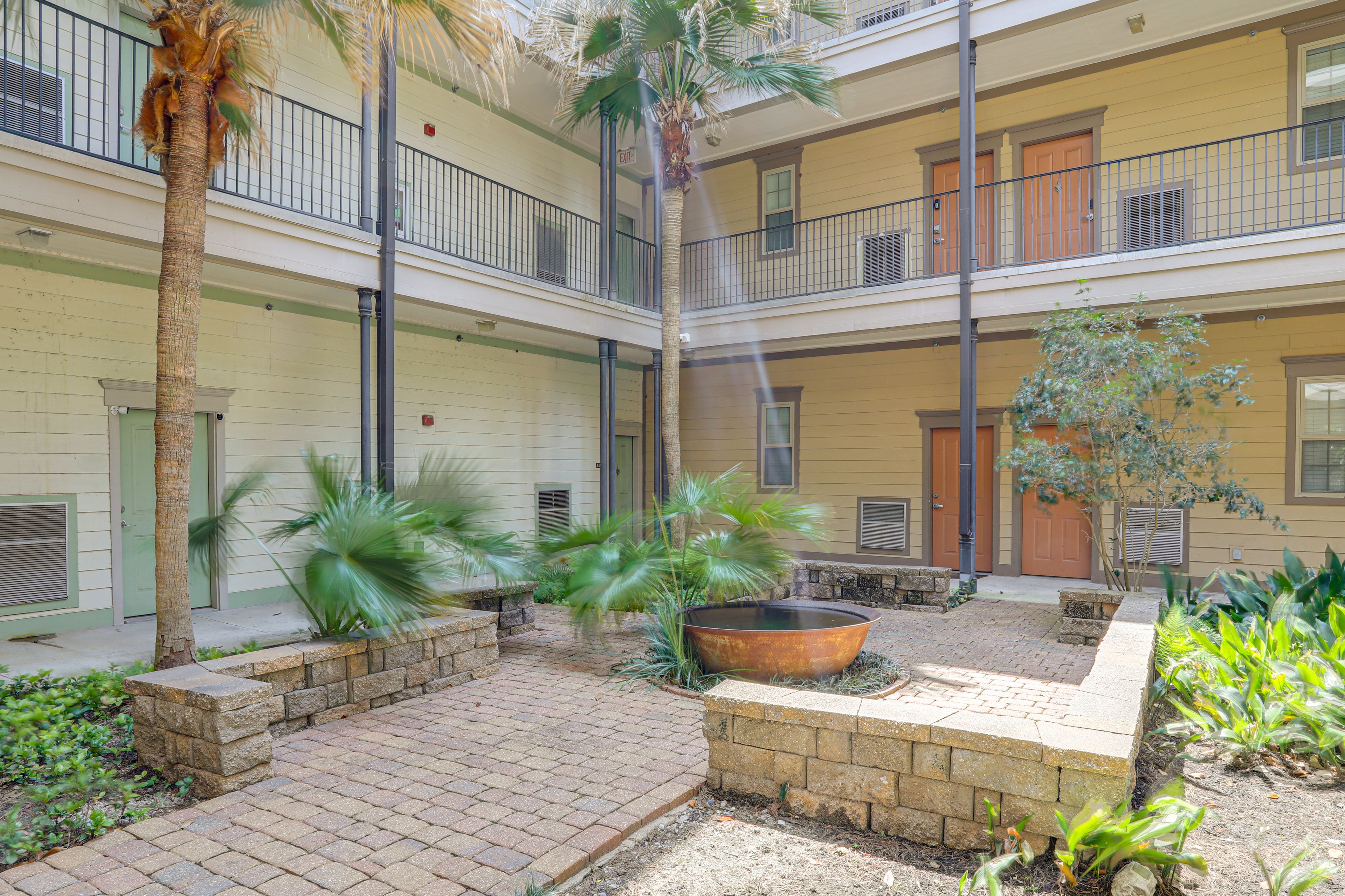 Fieldhouse Condominiums | Courtyard