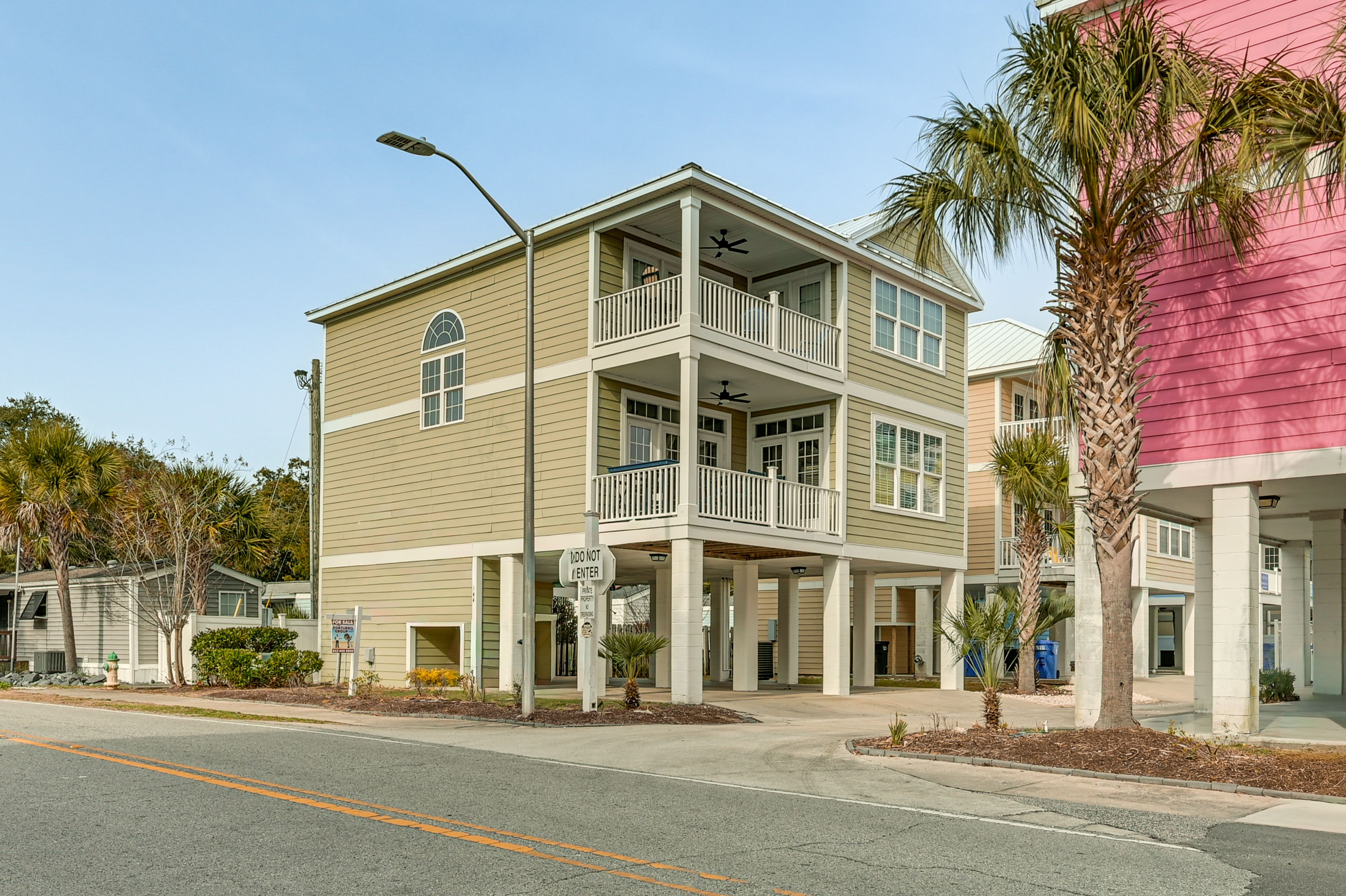 2-Story House | Walking Distance to Beach & Restaurants