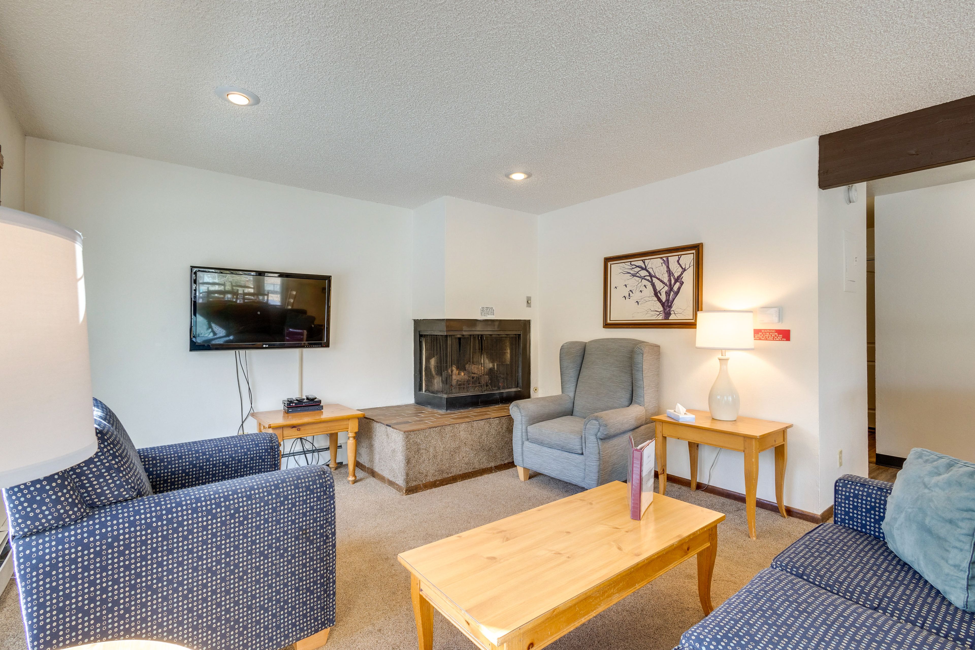 Living Room | Smart TV | Gas Fireplace