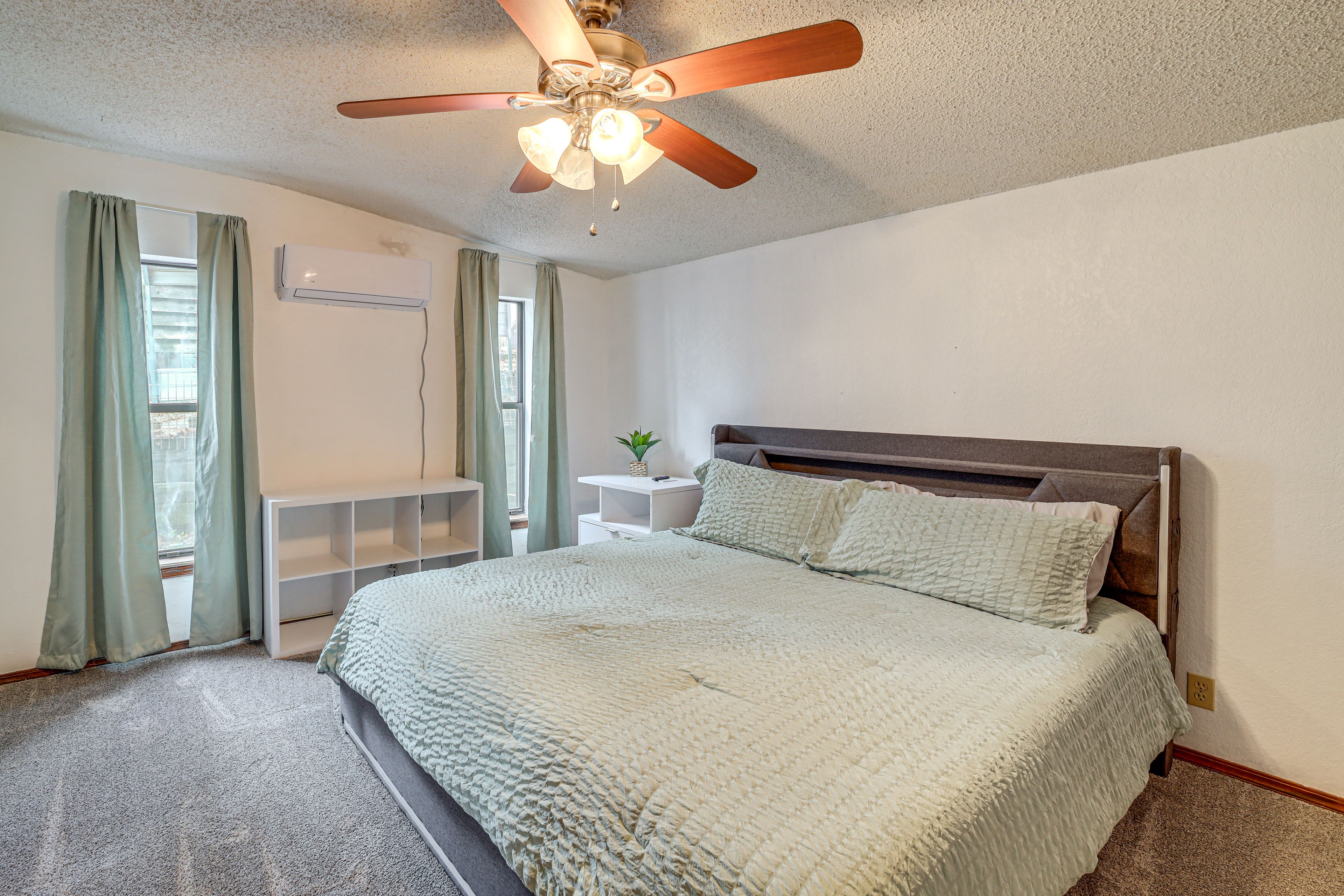 Bedroom 1 | King Bed | Twin Bed