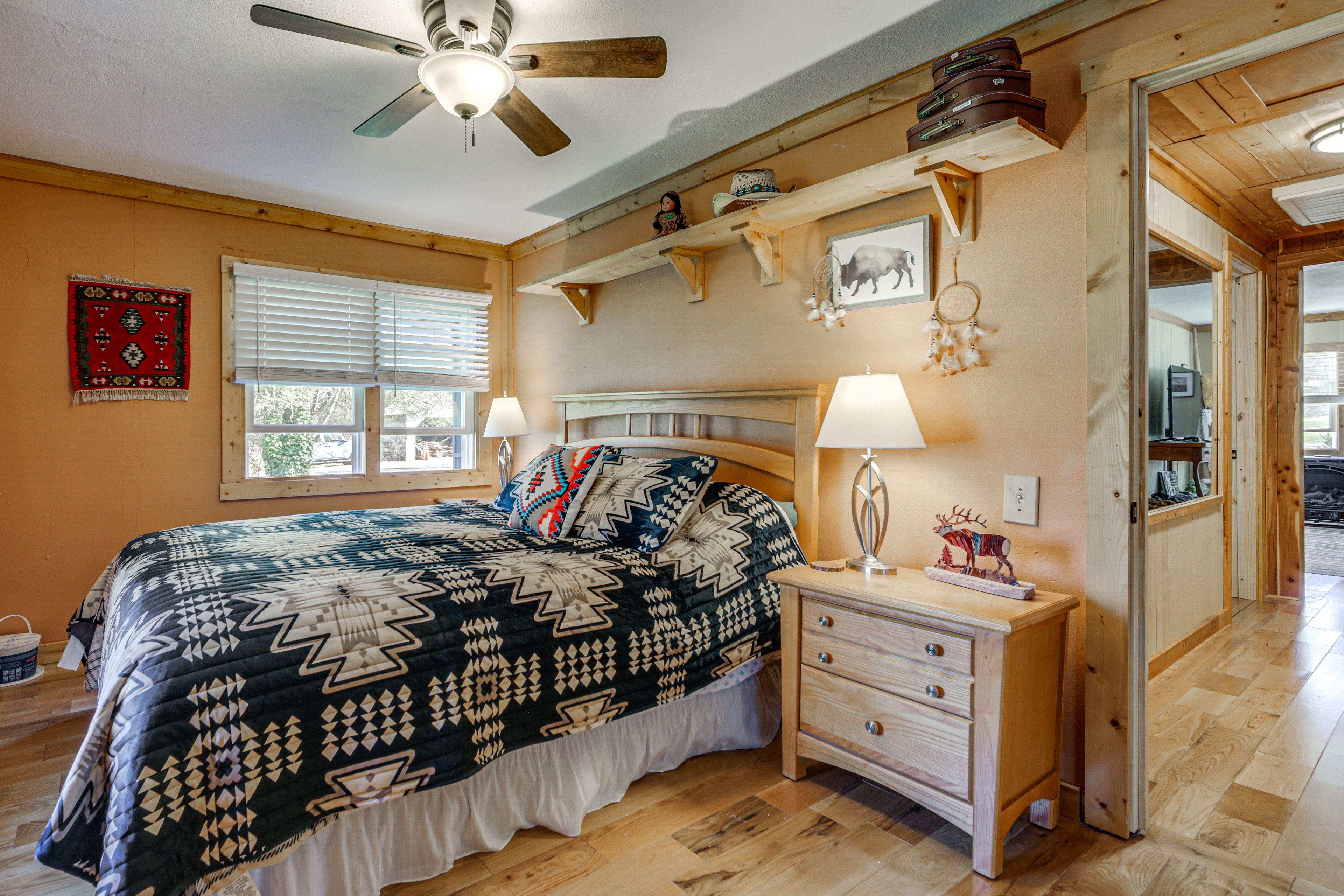 Bedroom 1 | Queen Bed